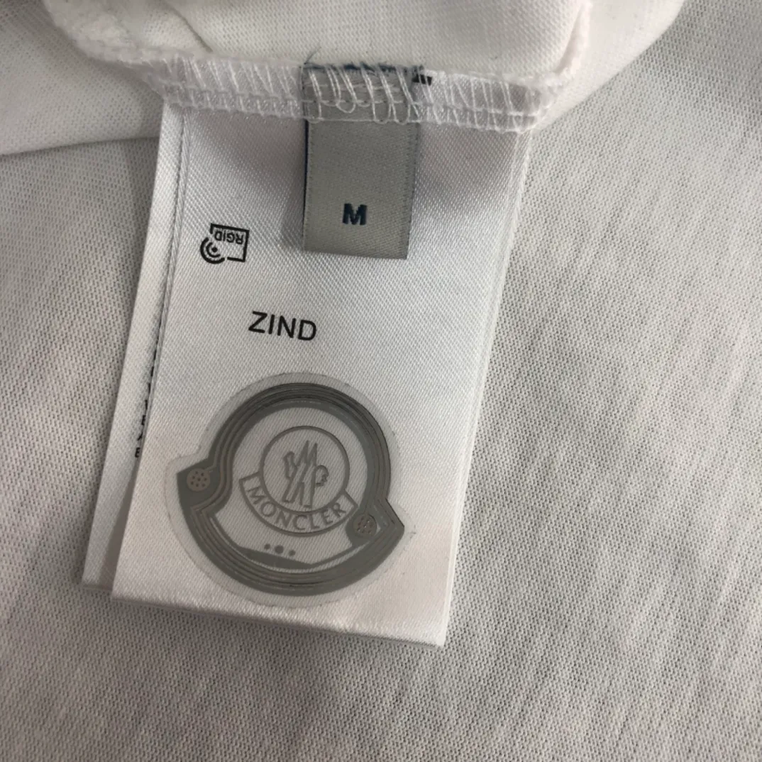 P160 🔥MONCLER New model of Mongolian mouth, customized high-end ready-to-wear! Fashionable and trendy casual short-sleeved T-shirt, gentle, soft, delicate and soft, skin-friendly on the upper body, comfortable and cool, with brand letters embossed printed logo design on the side, full of vitality! A fashionable and versatile must-have! Color: black white Size: S～XL (loose version, please state your height and weight when placing an order)