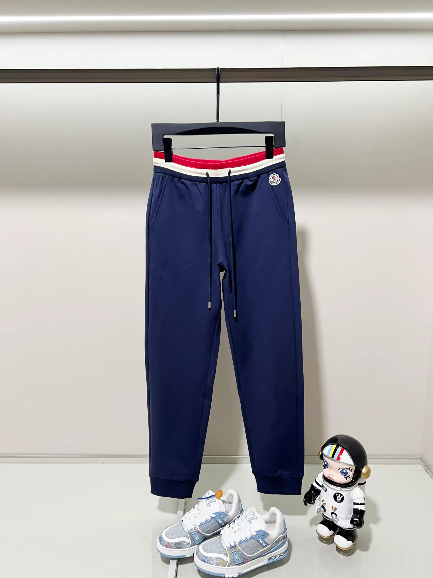 P230 MONCLER/muzzle Custom fabric suit casual sweatpants Simple arm brand LOGO small badge threaded trousers technology Official synchronization High version High quality Fashion personality Versatile trend Pure original quality Original fabric Hang tag Collar label Washed wheat Complete three standards Color: blue. Gray. Size: S-2XL