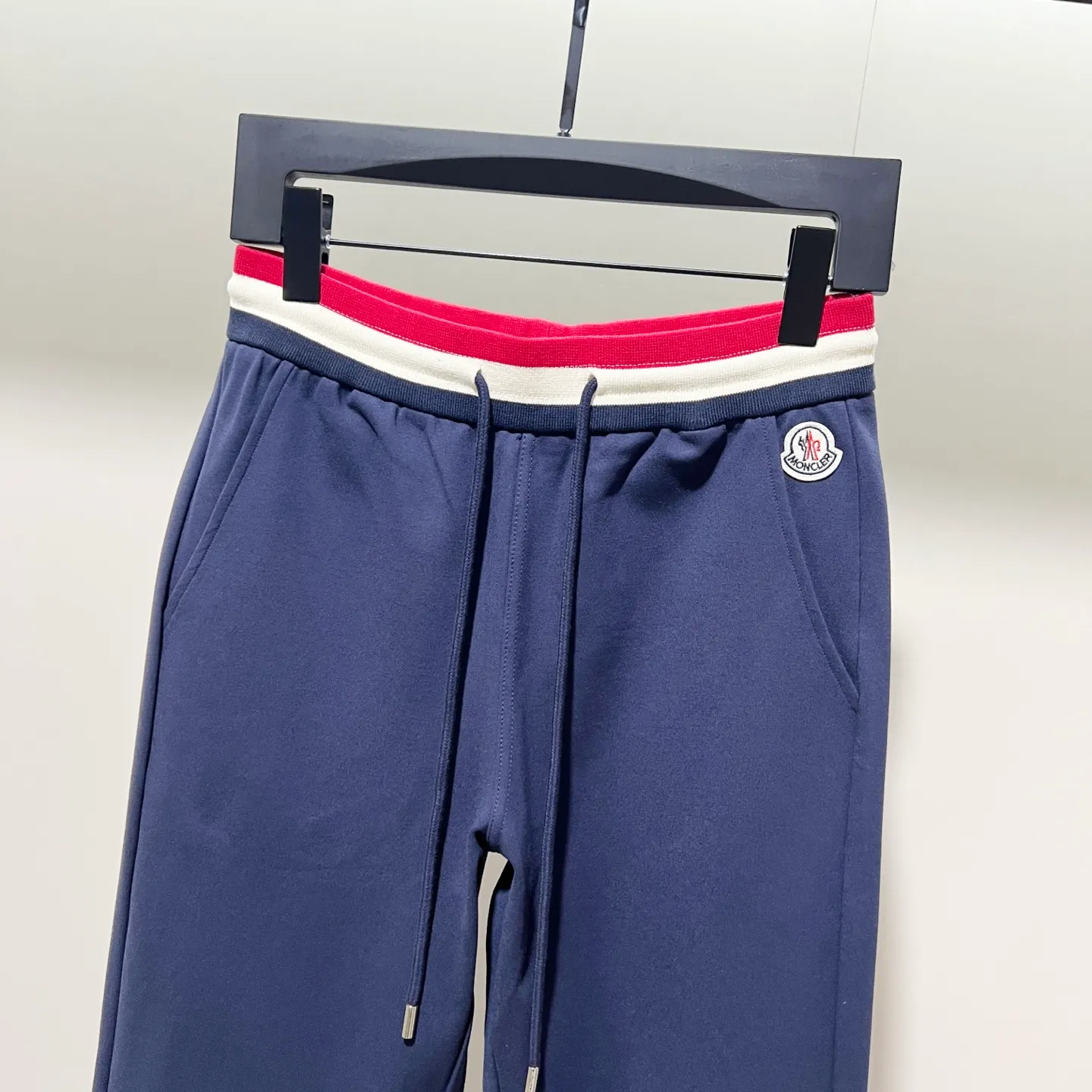 P230 MONCLER/muzzle Custom fabric suit casual sweatpants Simple arm brand LOGO small badge threaded trousers technology Official synchronization High version High quality Fashion personality Versatile trend Pure original quality Original fabric Hang tag Collar label Washed wheat Complete three standards Color: blue. Gray. Size: S-2XL
