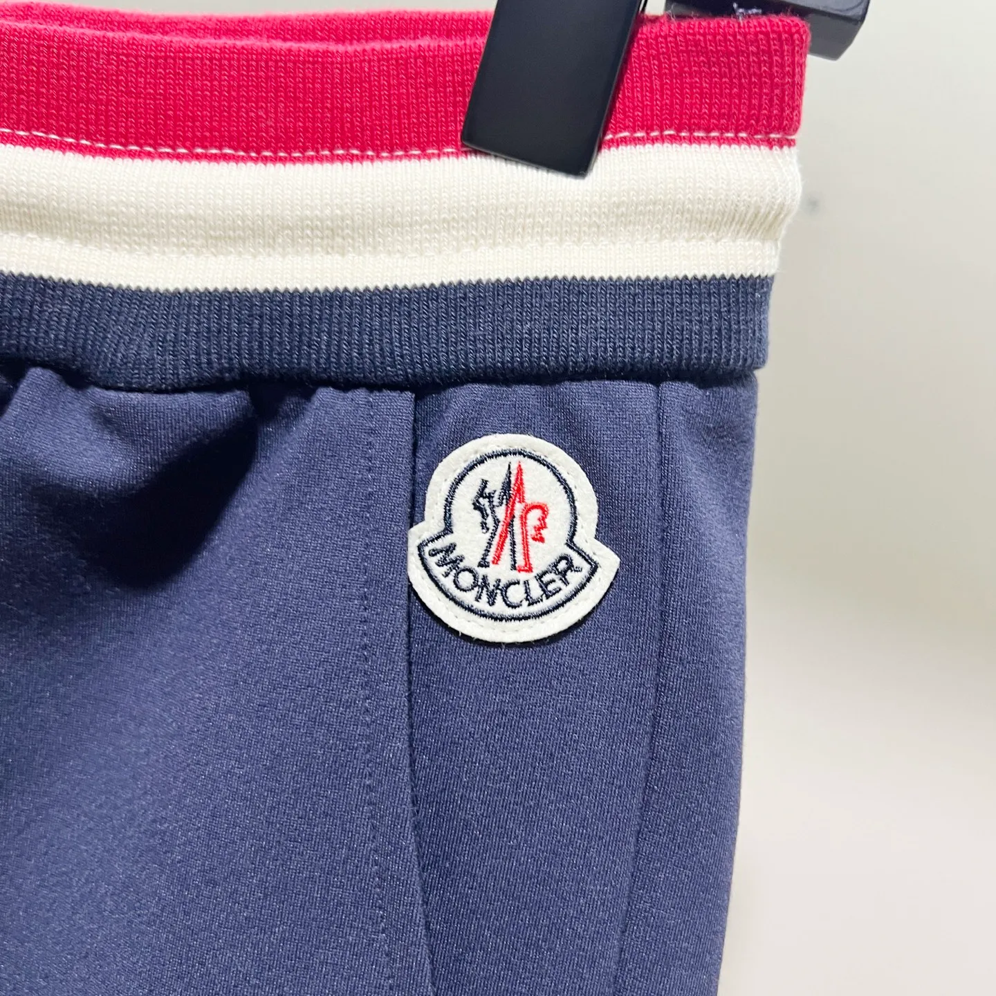 P230 MONCLER/muzzle Custom fabric suit casual sweatpants Simple arm brand LOGO small badge threaded trousers technology Official synchronization High version High quality Fashion personality Versatile trend Pure original quality Original fabric Hang tag Collar label Washed wheat Complete three standards Color: blue. Gray. Size: S-2XL