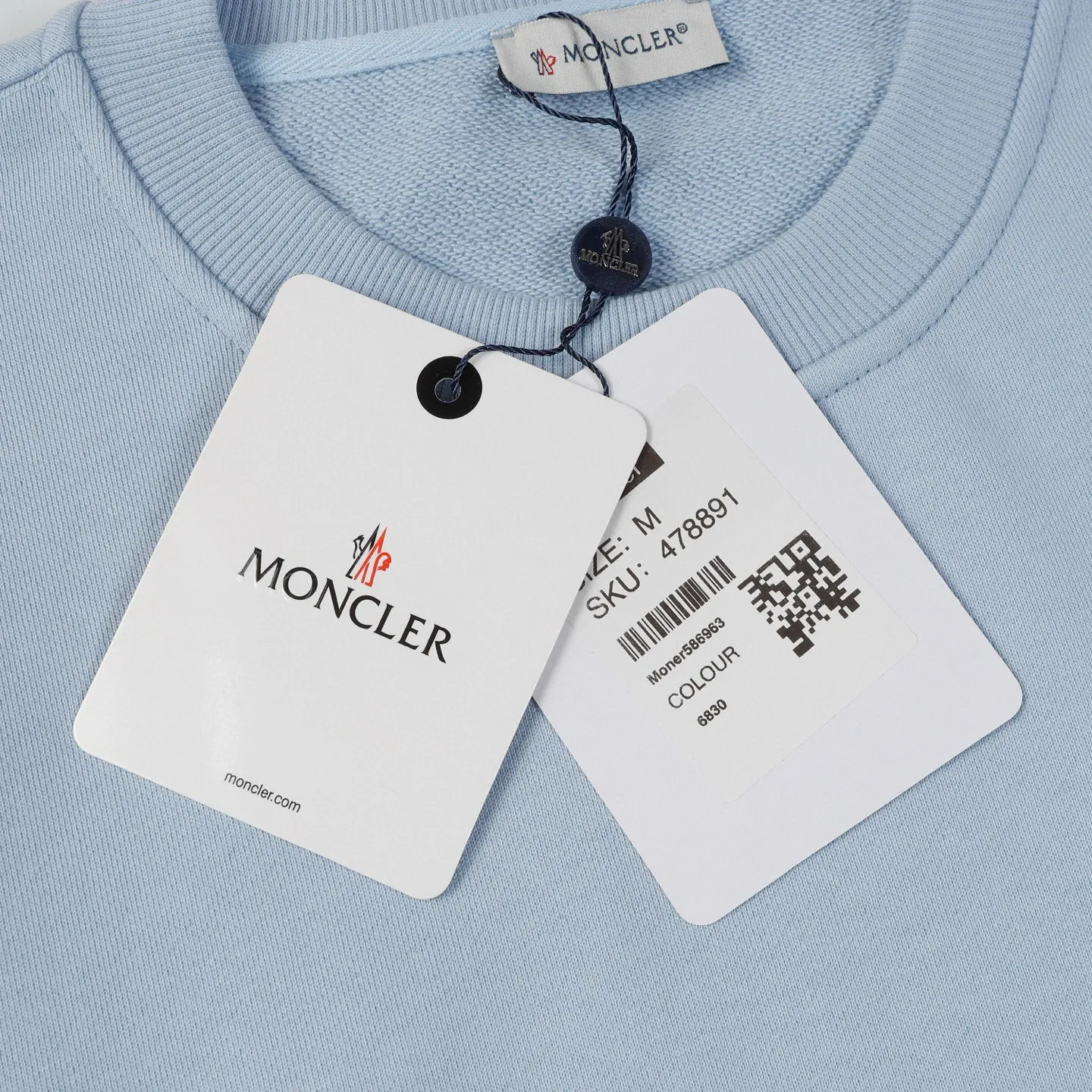 P194 Style No.: 850 〈MONCLER〉Basic Meng Mouth Round Neck Sweatshirt. The price of Meng Mouth Sweatshirt is actually quite advantageous. Those who have been to the counters should know that the price of Meng Mouth sweatshirt is not much cheaper than Gucci Burberry. It is just relatively low-key and unwilling to hype. It is a picture that you want to buy or not. It has an arrogant existence... ✅460g 100% pure cotton wool fabric OS version is too large ✅Combined with the original high weight double yarn thread ✅Correct three-needle and five-thread craftsmanship chain edge Color: Black White Royal Blue Sky Blue Size S M L