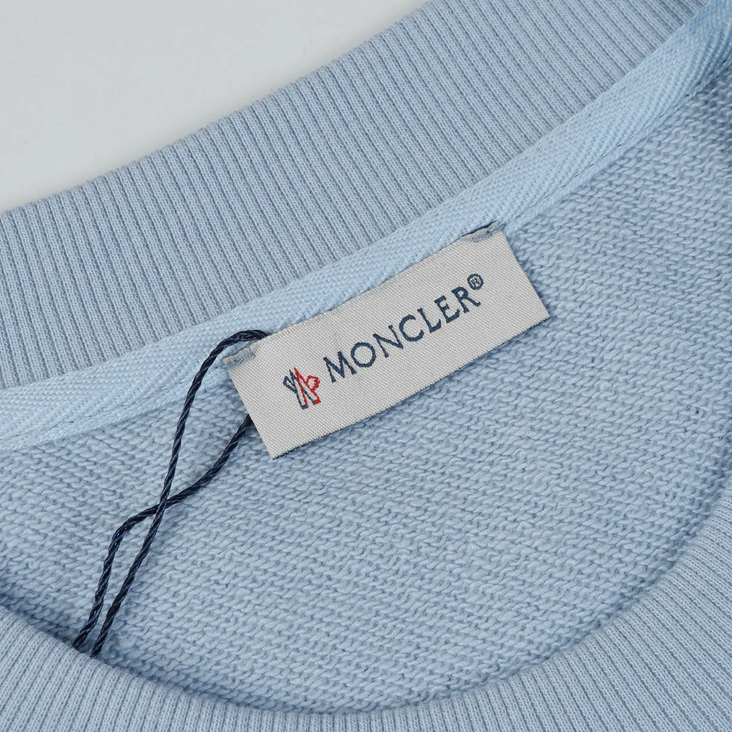 P194 Style No.: 850 〈MONCLER〉Basic Meng Mouth Round Neck Sweatshirt. The price of Meng Mouth Sweatshirt is actually quite advantageous. Those who have been to the counters should know that the price of Meng Mouth sweatshirt is not much cheaper than Gucci Burberry. It is just relatively low-key and unwilling to hype. It is a picture that you want to buy or not. It has an arrogant existence... ✅460g 100% pure cotton wool fabric OS version is too large ✅Combined with the original high weight double yarn thread ✅Correct three-needle and five-thread craftsmanship chain edge Color: Black White Royal Blue Sky Blue Size S M L