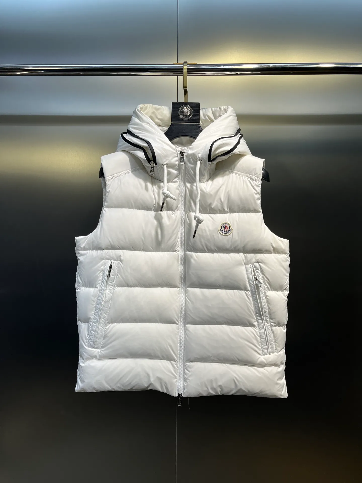 P660 Moncler 25 years new 🌟 fashionable down! Down! The 100% cotton fabric selected from customers has extremely superior waterproof and breathable properties, and the fabric feels very soft, smooth and shiny! The inner filling is 90% white duck down, which has excellent fluffiness and resilience, and its cold-proof performance is unquestionable! Zipper pulls with customer-supplied brand letters engraved on them show off the aura of big brands everywhere, and they look good no matter how simple and elegant you wear them! Lightweight, convenient and warm, you can match it with any one! Fashionable and versatile color: black white size: 12345