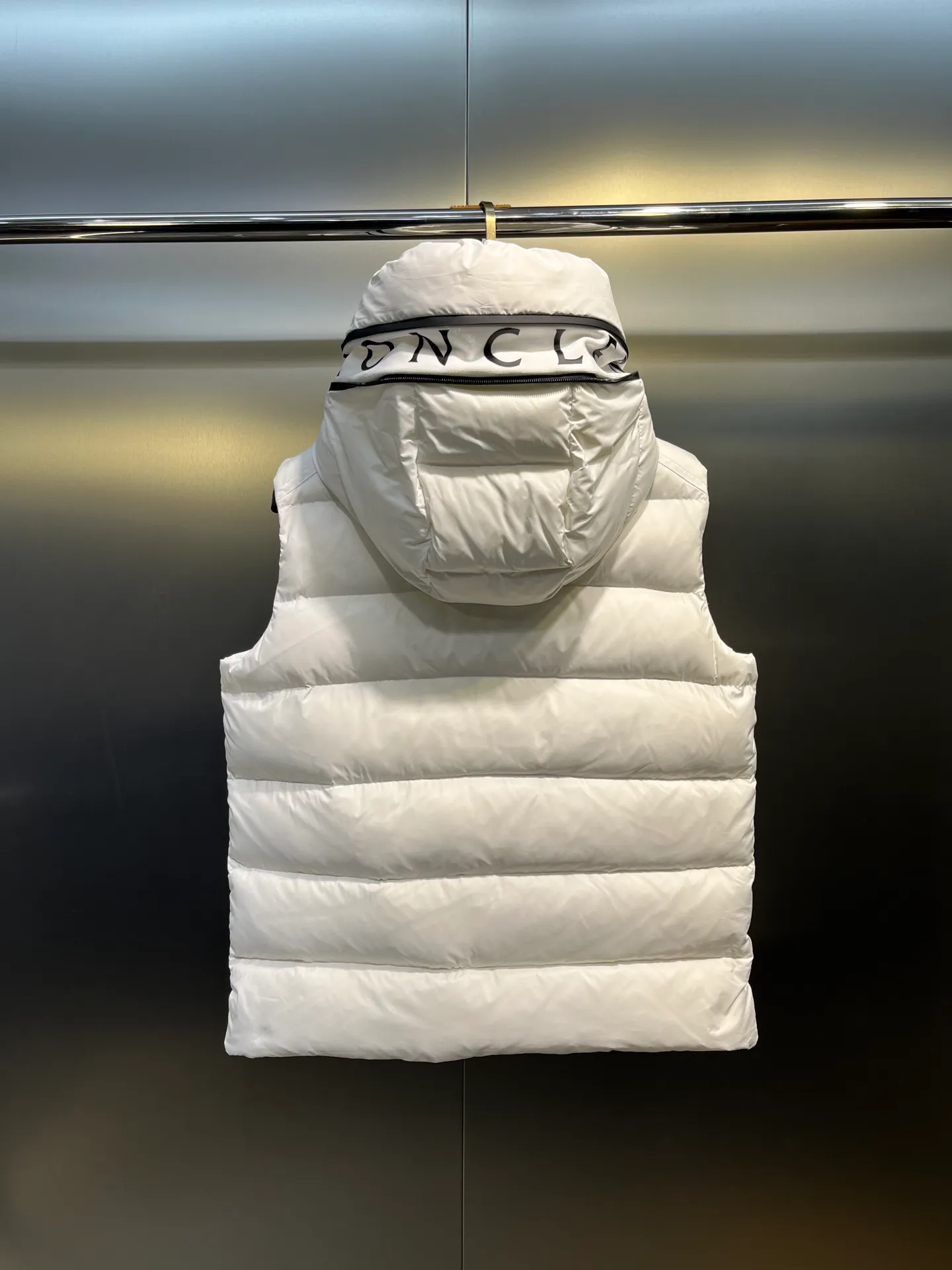 P660 Moncler 25 years new 🌟 fashionable down! Down! The 100% cotton fabric selected from customers has extremely superior waterproof and breathable properties, and the fabric feels very soft, smooth and shiny! The inner filling is 90% white duck down, which has excellent fluffiness and resilience, and its cold-proof performance is unquestionable! Zipper pulls with customer-supplied brand letters engraved on them show off the aura of big brands everywhere, and they look good no matter how simple and elegant you wear them! Lightweight, convenient and warm, you can match it with any one! Fashionable and versatile color: black white size: 12345
