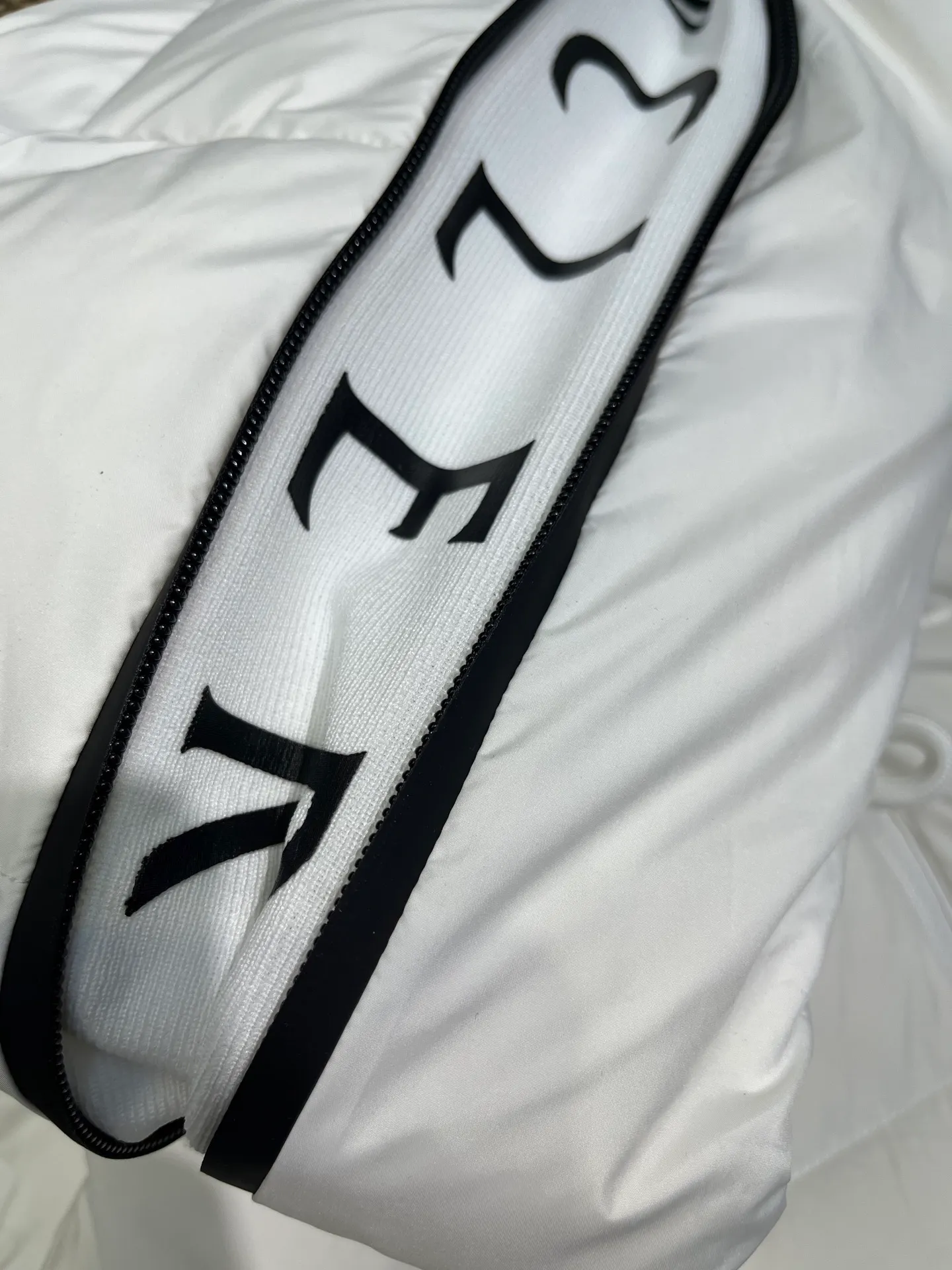 P660 Moncler 25 years new 🌟 fashionable down! Down! The 100% cotton fabric selected from customers has extremely superior waterproof and breathable properties, and the fabric feels very soft, smooth and shiny! The inner filling is 90% white duck down, which has excellent fluffiness and resilience, and its cold-proof performance is unquestionable! Zipper pulls with customer-supplied brand letters engraved on them show off the aura of big brands everywhere, and they look good no matter how simple and elegant you wear them! Lightweight, convenient and warm, you can match it with any one! Fashionable and versatile color: black white size: 12345