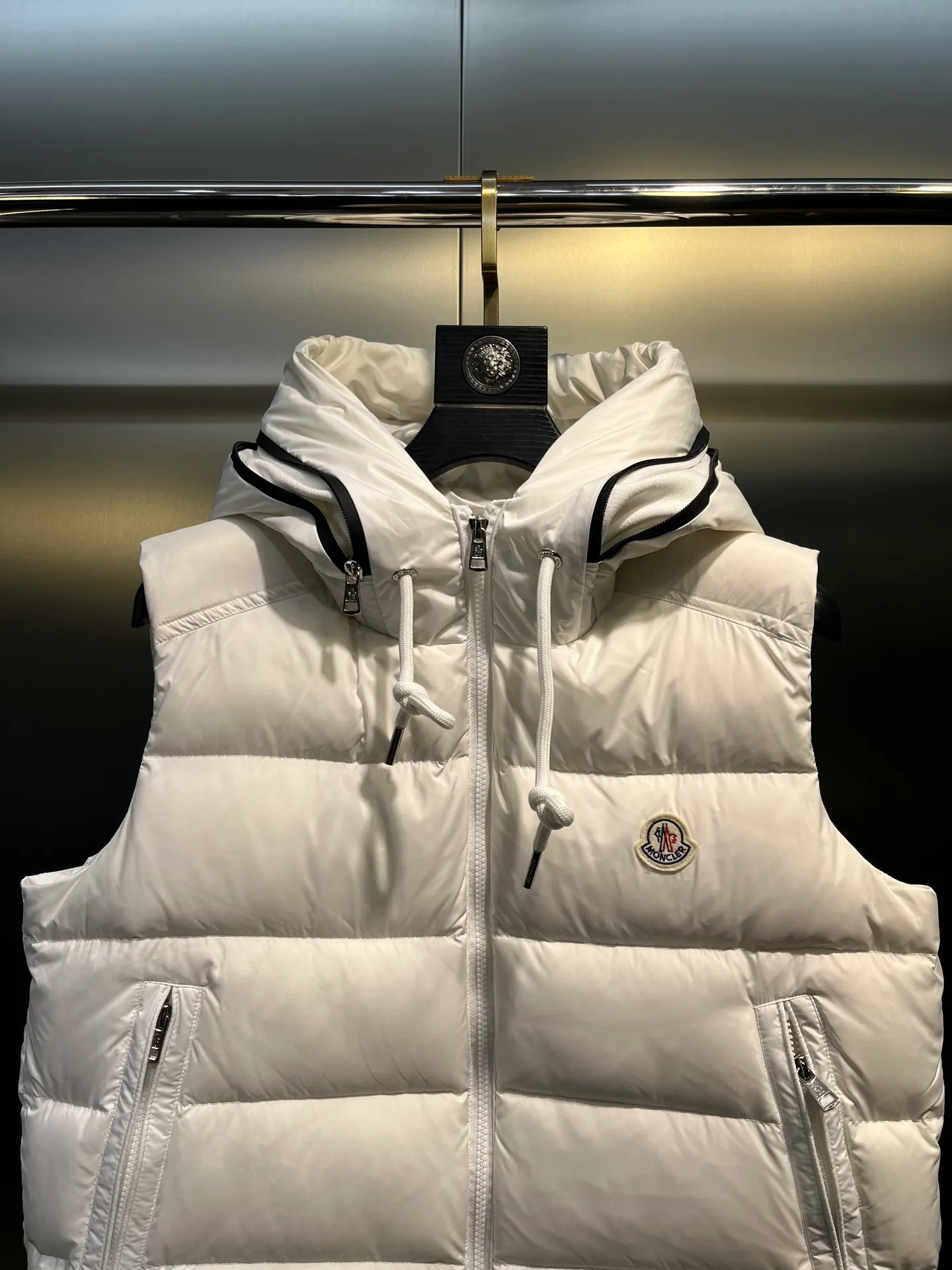 P660 Moncler 25 years new 🌟 fashionable down! Down! The 100% cotton fabric selected from customers has extremely superior waterproof and breathable properties, and the fabric feels very soft, smooth and shiny! The inner filling is 90% white duck down, which has excellent fluffiness and resilience, and its cold-proof performance is unquestionable! Zipper pulls with customer-supplied brand letters engraved on them show off the aura of big brands everywhere, and they look good no matter how simple and elegant you wear them! Lightweight, convenient and warm, you can match it with any one! Fashionable and versatile color: black white size: 12345
