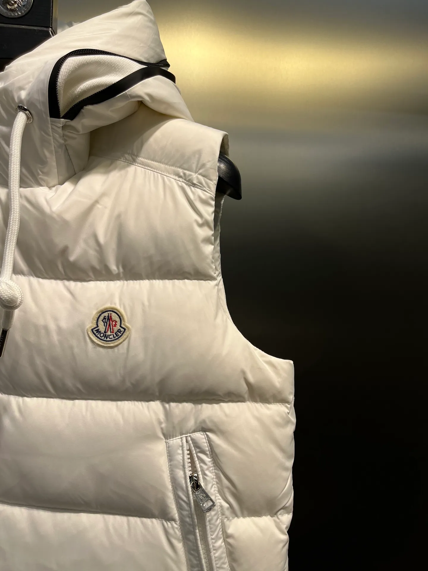 P660 Moncler 25 years new 🌟 fashionable down! Down! The 100% cotton fabric selected from customers has extremely superior waterproof and breathable properties, and the fabric feels very soft, smooth and shiny! The inner filling is 90% white duck down, which has excellent fluffiness and resilience, and its cold-proof performance is unquestionable! Zipper pulls with customer-supplied brand letters engraved on them show off the aura of big brands everywhere, and they look good no matter how simple and elegant you wear them! Lightweight, convenient and warm, you can match it with any one! Fashionable and versatile color: black white size: 12345