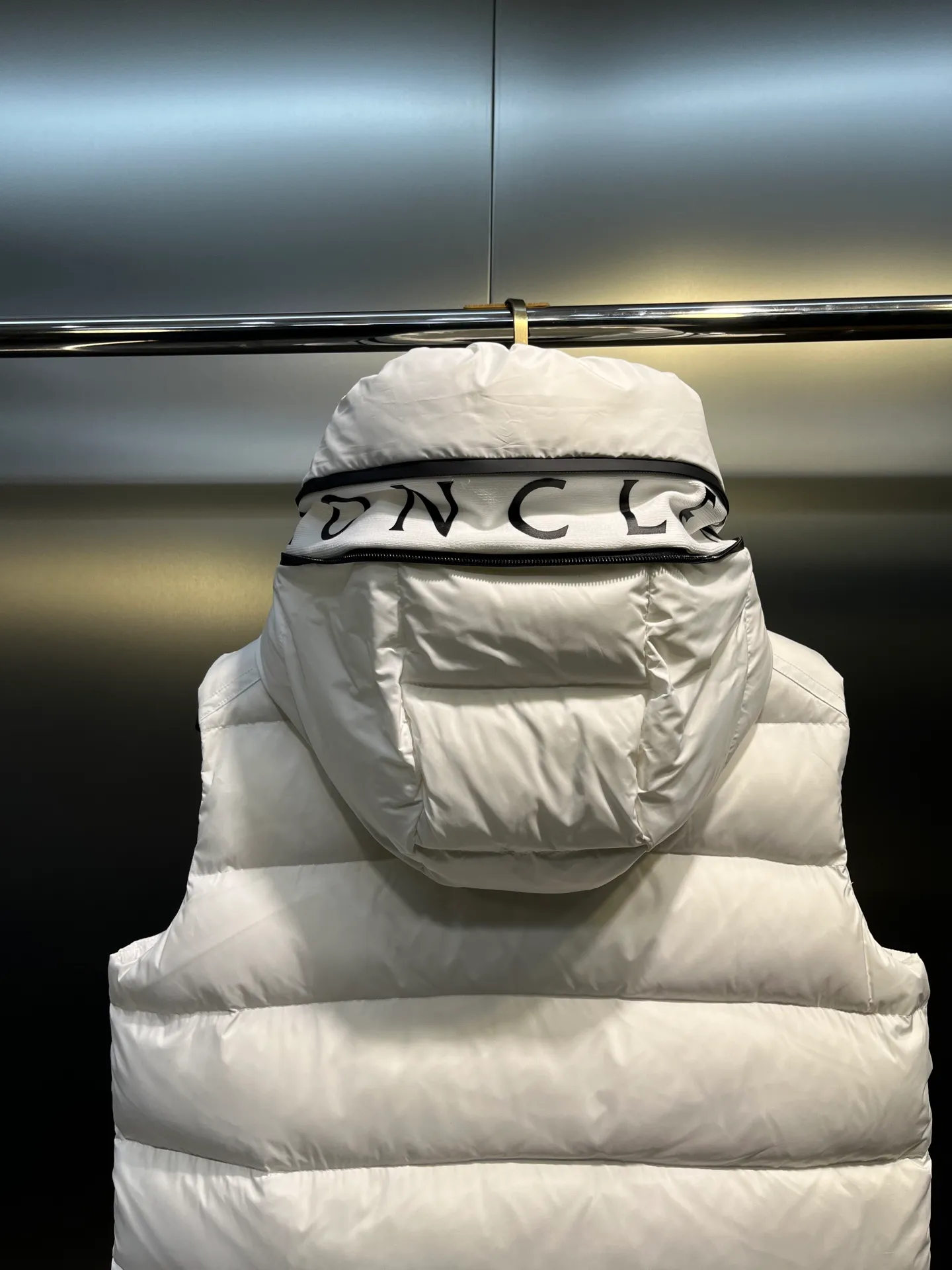 P660 Moncler 25 years new 🌟 fashionable down! Down! The 100% cotton fabric selected from customers has extremely superior waterproof and breathable properties, and the fabric feels very soft, smooth and shiny! The inner filling is 90% white duck down, which has excellent fluffiness and resilience, and its cold-proof performance is unquestionable! Zipper pulls with customer-supplied brand letters engraved on them show off the aura of big brands everywhere, and they look good no matter how simple and elegant you wear them! Lightweight, convenient and warm, you can match it with any one! Fashionable and versatile color: black white size: 12345