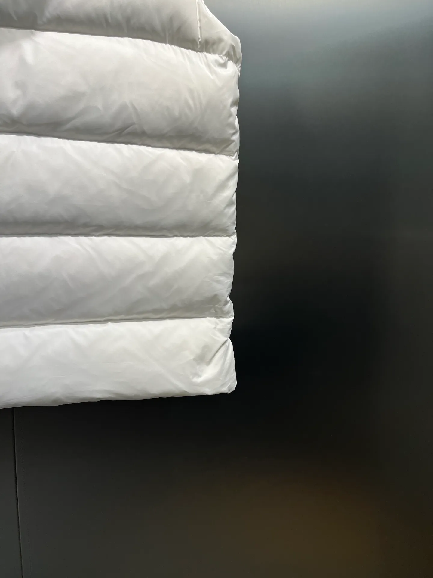 P660 Moncler 25 years new 🌟 fashionable down! Down! The 100% cotton fabric selected from customers has extremely superior waterproof and breathable properties, and the fabric feels very soft, smooth and shiny! The inner filling is 90% white duck down, which has excellent fluffiness and resilience, and its cold-proof performance is unquestionable! Zipper pulls with customer-supplied brand letters engraved on them show off the aura of big brands everywhere, and they look good no matter how simple and elegant you wear them! Lightweight, convenient and warm, you can match it with any one! Fashionable and versatile color: black white size: 12345