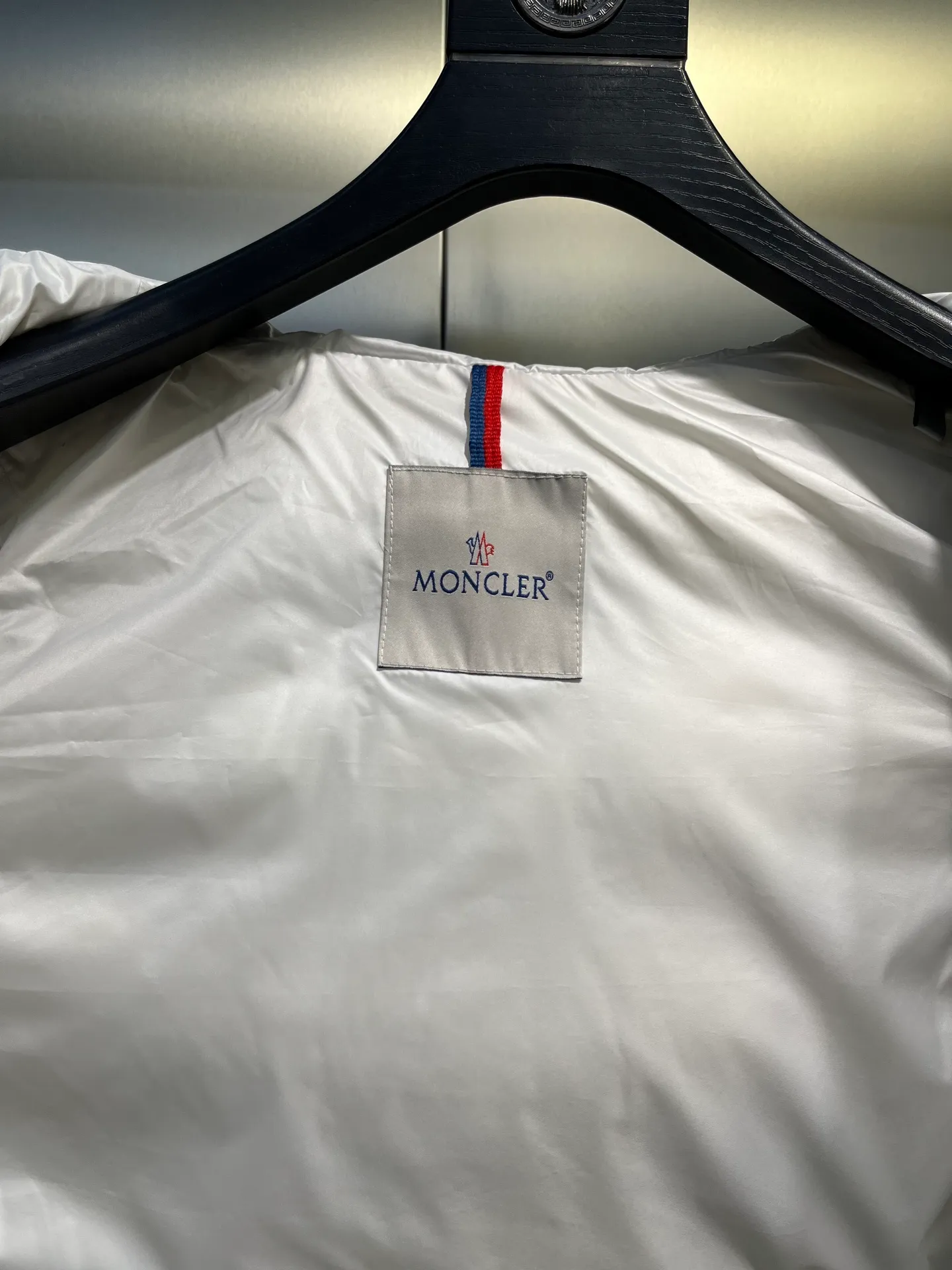 P660 Moncler 25 years new 🌟 fashionable down! Down! The 100% cotton fabric selected from customers has extremely superior waterproof and breathable properties, and the fabric feels very soft, smooth and shiny! The inner filling is 90% white duck down, which has excellent fluffiness and resilience, and its cold-proof performance is unquestionable! Zipper pulls with customer-supplied brand letters engraved on them show off the aura of big brands everywhere, and they look good no matter how simple and elegant you wear them! Lightweight, convenient and warm, you can match it with any one! Fashionable and versatile color: black white size: 12345