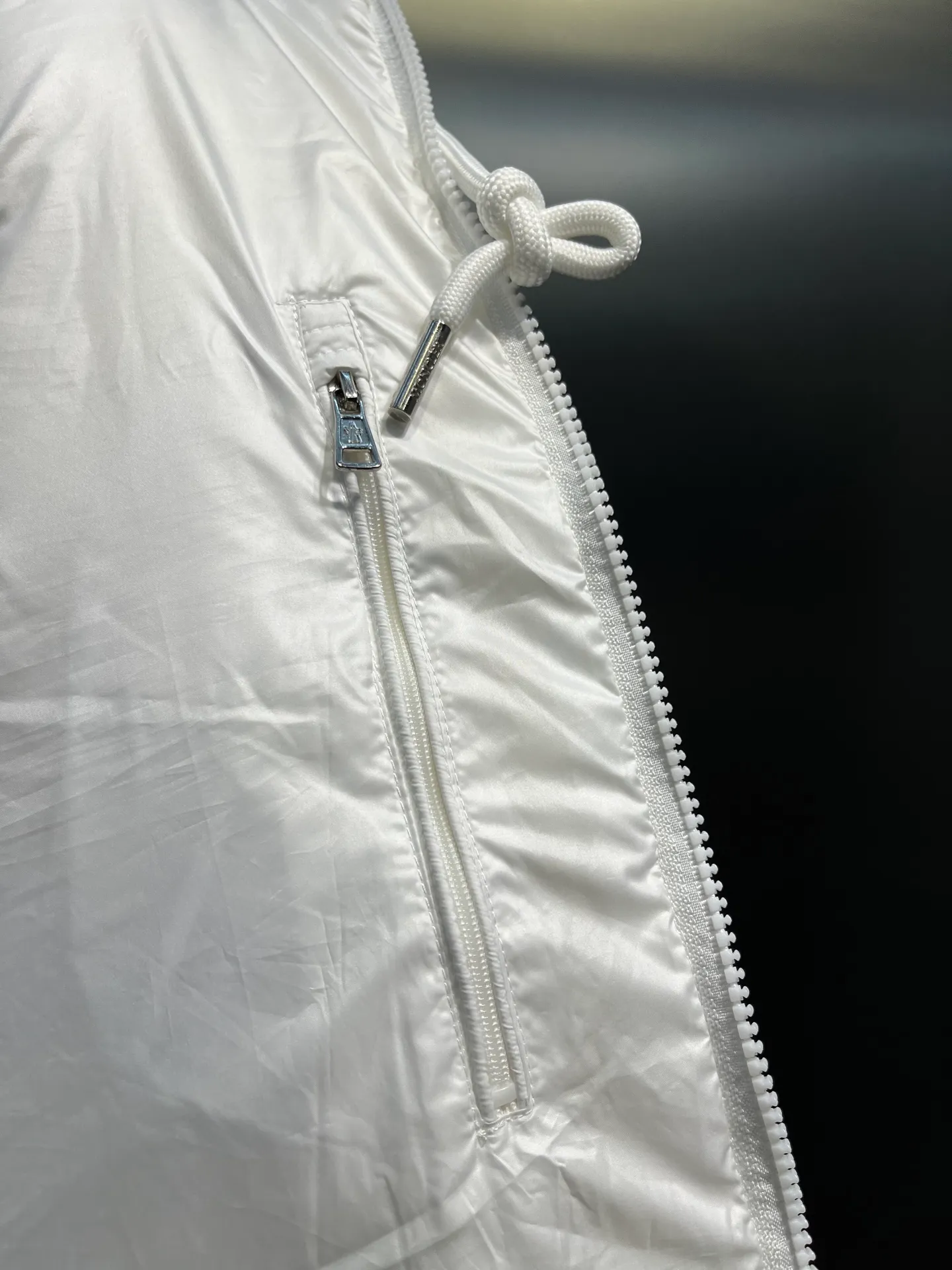 P660 Moncler 25 years new 🌟 fashionable down! Down! The 100% cotton fabric selected from customers has extremely superior waterproof and breathable properties, and the fabric feels very soft, smooth and shiny! The inner filling is 90% white duck down, which has excellent fluffiness and resilience, and its cold-proof performance is unquestionable! Zipper pulls with customer-supplied brand letters engraved on them show off the aura of big brands everywhere, and they look good no matter how simple and elegant you wear them! Lightweight, convenient and warm, you can match it with any one! Fashionable and versatile color: black white size: 12345