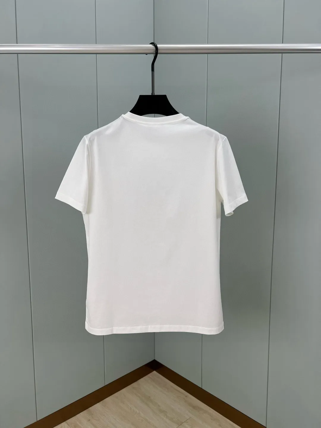 P170 Moncler spring and summer men's short-sleeved T-shirt with leather badge logo. The leather brand element logo on the front is a versatile item, highlighting brand recognition. The minimalist style design reveals a high-end and versatile temperament. Customized high-count and high-density 80-count double-strand mercerized cotton fabric. The upper body is comfortable and breathable, and the fabric is delicate and slightly elastic; black white S～XXL