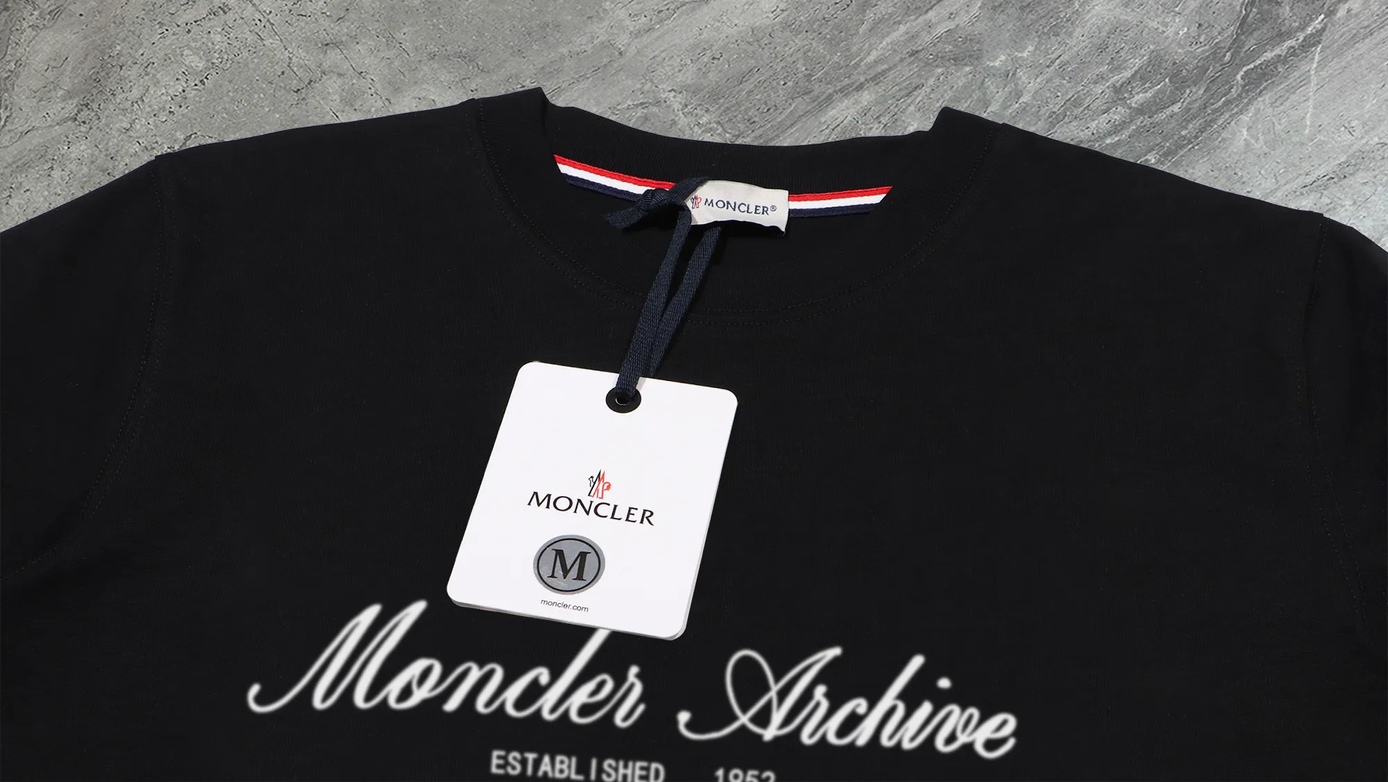 P210 High-version sweatshirt) [Long-term stock] 〖𝐌𝐎𝐍𝐂𝐋𝐄𝐑~Mask〗 Made of 440g heavy-weight fabric. It is different from the market currency. It can be matched with any variety and is properly handsome. 😎The whole dress is made of double waistcoats. The double waistcoats make the whole dress more three-dimensional. Not ordinary factories can do such fine work. 2025 Spring runway version of the T stage, on sale at the counter, round neck terry sweatshirt, high-end double-strand pure cotton, custom-made stretch ribs, dyed in the same vat, complete with three standards, matched with exquisite embroidered LOGO on the chest, simple and advanced, same style for men and women. Color: black, apricot, white, size: S M L XL 2XL