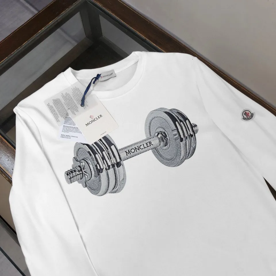 P180, a non-off-the-shelf model, you can trust it. Moncler printed long-sleeved T-shirt, 240g breathable cotton fabric, very soft and comfortable texture, does not shrink, does not deform, does not ball), can be worn alone as a base layer. Original customized accessories, collar label, care mark, hangtag, packaging (perfect details) Color: White Black Size: XS S M L