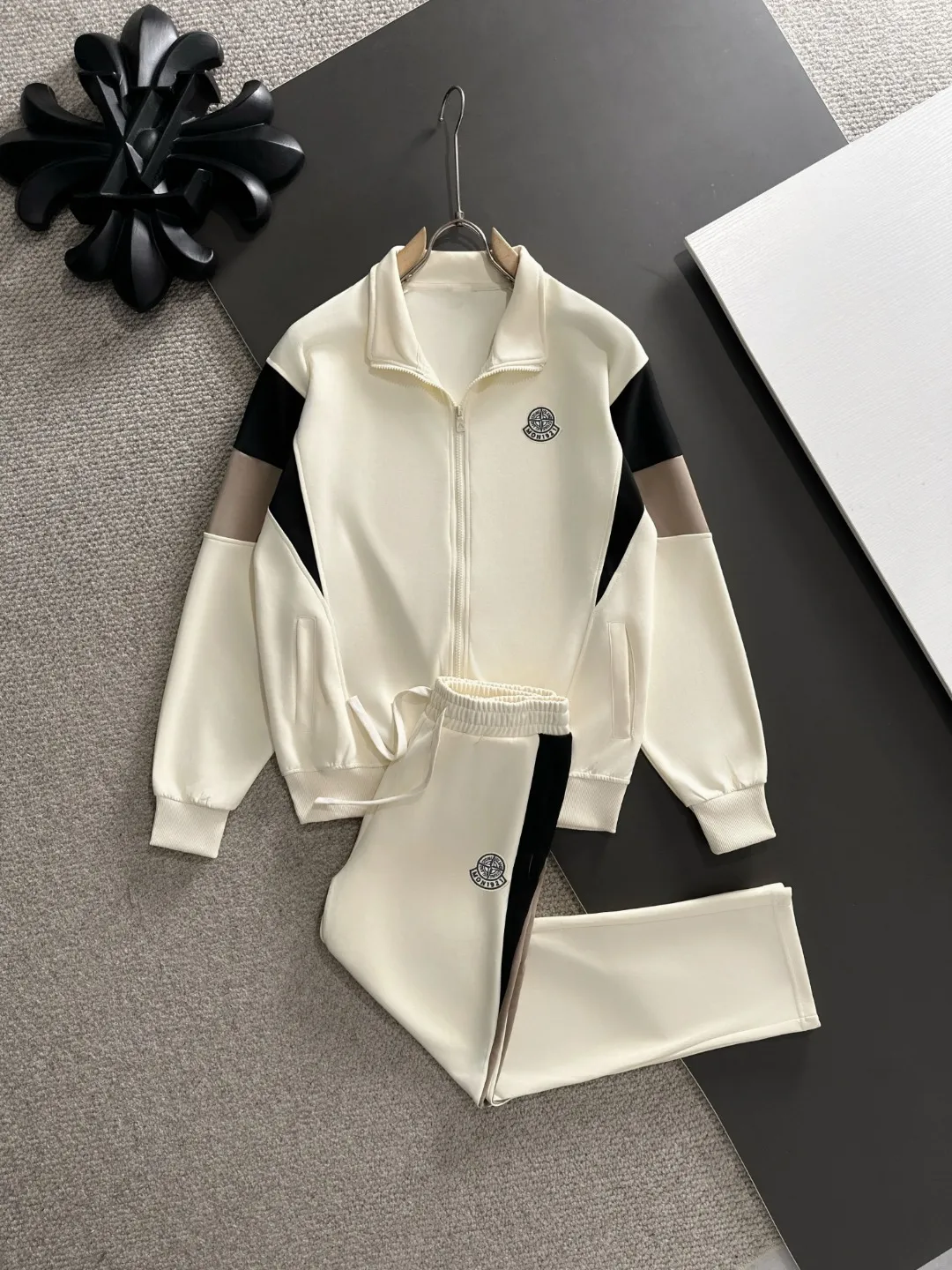 2-3 days to ship P720 Stone lsland/Stone Island joint MONCLER/Mongolian high quality 2025 autumn and winter new casual heavy industry suit exclusively developed by yb! High quality production! The top version of the trading company channel order, external orders for imported custom fabrics, high breathability and comfort, impeccable details, absolutely worth buying! This type of suit is also a must-have for lazy people. You don’t have to think about how to match it, you can just get it in one set! Brand element design concept, delicate and soft feel! It presents a casual cut and the upper body shape is great! On sale simultaneously on the official website! From a high-end men's positioning brand, the low-key luxury taste is irresistible! Exquisite workmanship and impeccable quality! The overall style is simple, fashionable and timeless, fully meeting the requirements of stylish and tasteful dressing! Size: M to 4XL (or state your height and weight when placing an order)