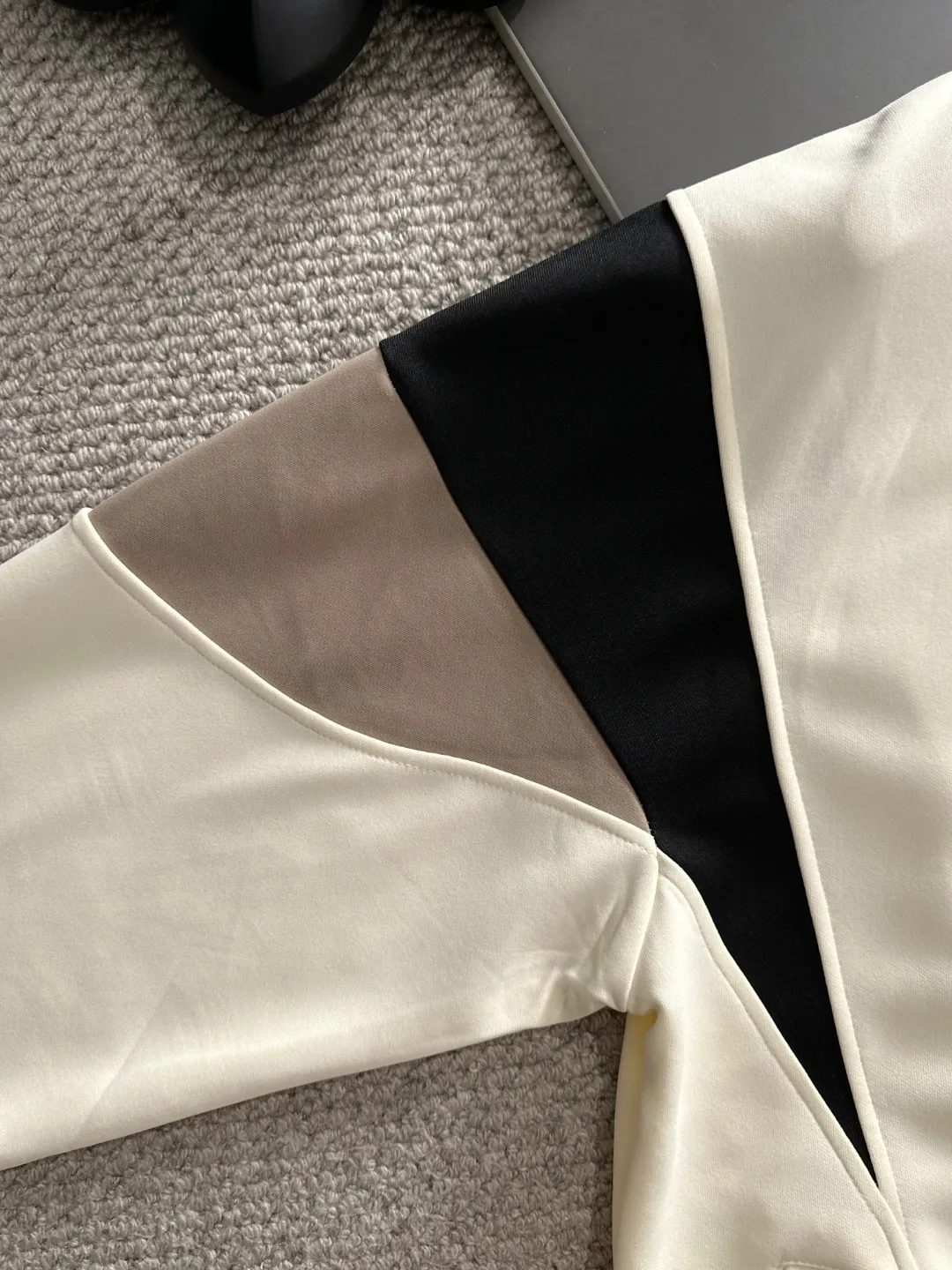 2-3 days to ship P720 Stone lsland/Stone Island joint MONCLER/Mongolian high quality 2025 autumn and winter new casual heavy industry suit exclusively developed by yb! High quality production! The top version of the trading company channel order, external orders for imported custom fabrics, high breathability and comfort, impeccable details, absolutely worth buying! This type of suit is also a must-have for lazy people. You don’t have to think about how to match it, you can just get it in one set! Brand element design concept, delicate and soft feel! It presents a casual cut and the upper body shape is great! On sale simultaneously on the official website! From a high-end men's positioning brand, the low-key luxury taste is irresistible! Exquisite workmanship and impeccable quality! The overall style is simple, fashionable and timeless, fully meeting the requirements of stylish and tasteful dressing! Size: M to 4XL (or state your height and weight when placing an order)