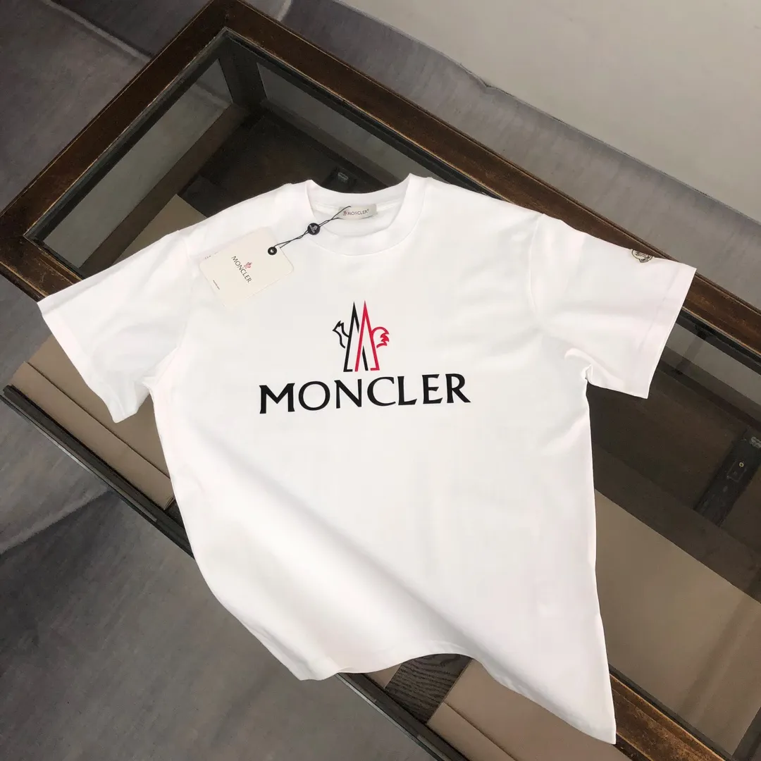 P150 MONCLER 25 latest short-sleeved T-shirt for couples ~ brand new element letter printing design ~ the fabric upper body is comfortable and breathable, not stiff, slim cut, made of high-end custom-made pure cotton fabric! The upper body is comfortable and stylish, and it can be worn alone as an inner layer. It is a must-have for fashionistas! ! ! Color: Black White Royal Blue Light Gray Dark Gray Size: S M L XL (Loose fit! Please state your height and weight when placing an order)