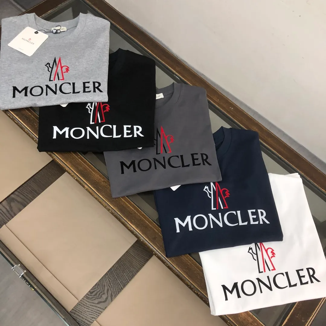 P150 MONCLER 25 latest short-sleeved T-shirt for couples ~ brand new element letter printing design ~ the fabric upper body is comfortable and breathable, not stiff, slim cut, made of high-end custom-made pure cotton fabric! The upper body is comfortable and stylish, and it can be worn alone as an inner layer. It is a must-have for fashionistas! ! ! Color: Black White Royal Blue Light Gray Dark Gray Size: S M L XL (Loose fit! Please state your height and weight when placing an order)
