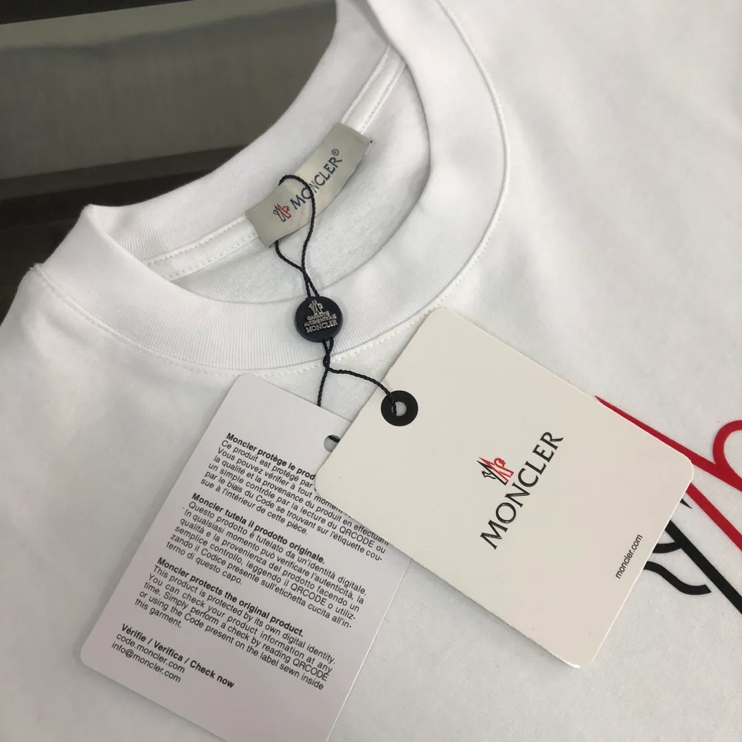 P150 MONCLER 25 latest short-sleeved T-shirt for couples ~ brand new element letter printing design ~ the fabric upper body is comfortable and breathable, not stiff, slim cut, made of high-end custom-made pure cotton fabric! The upper body is comfortable and stylish, and it can be worn alone as an inner layer. It is a must-have for fashionistas! ! ! Color: Black White Royal Blue Light Gray Dark Gray Size: S M L XL (Loose fit! Please state your height and weight when placing an order)