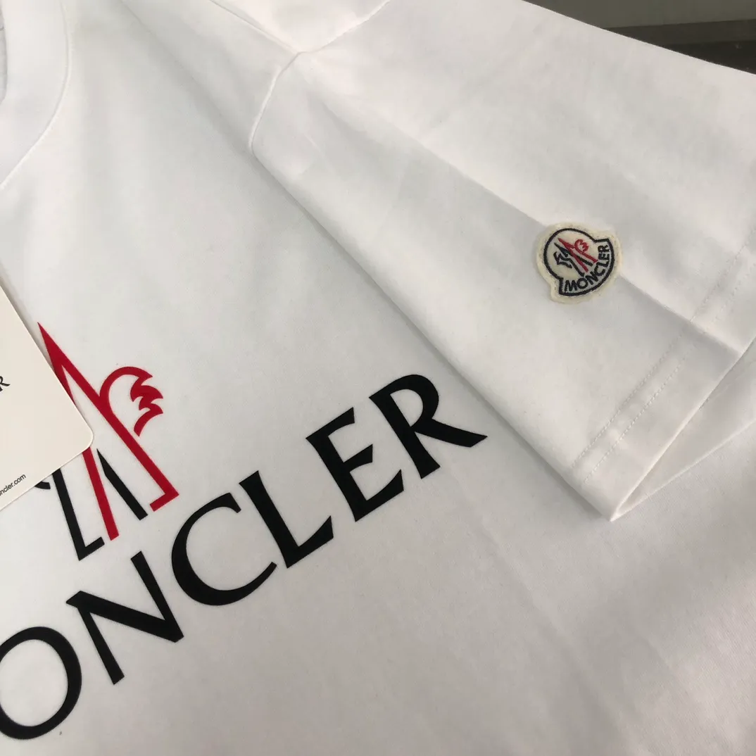 P150 MONCLER 25 latest short-sleeved T-shirt for couples ~ brand new element letter printing design ~ the fabric upper body is comfortable and breathable, not stiff, slim cut, made of high-end custom-made pure cotton fabric! The upper body is comfortable and stylish, and it can be worn alone as an inner layer. It is a must-have for fashionistas! ! ! Color: Black White Royal Blue Light Gray Dark Gray Size: S M L XL (Loose fit! Please state your height and weight when placing an order)