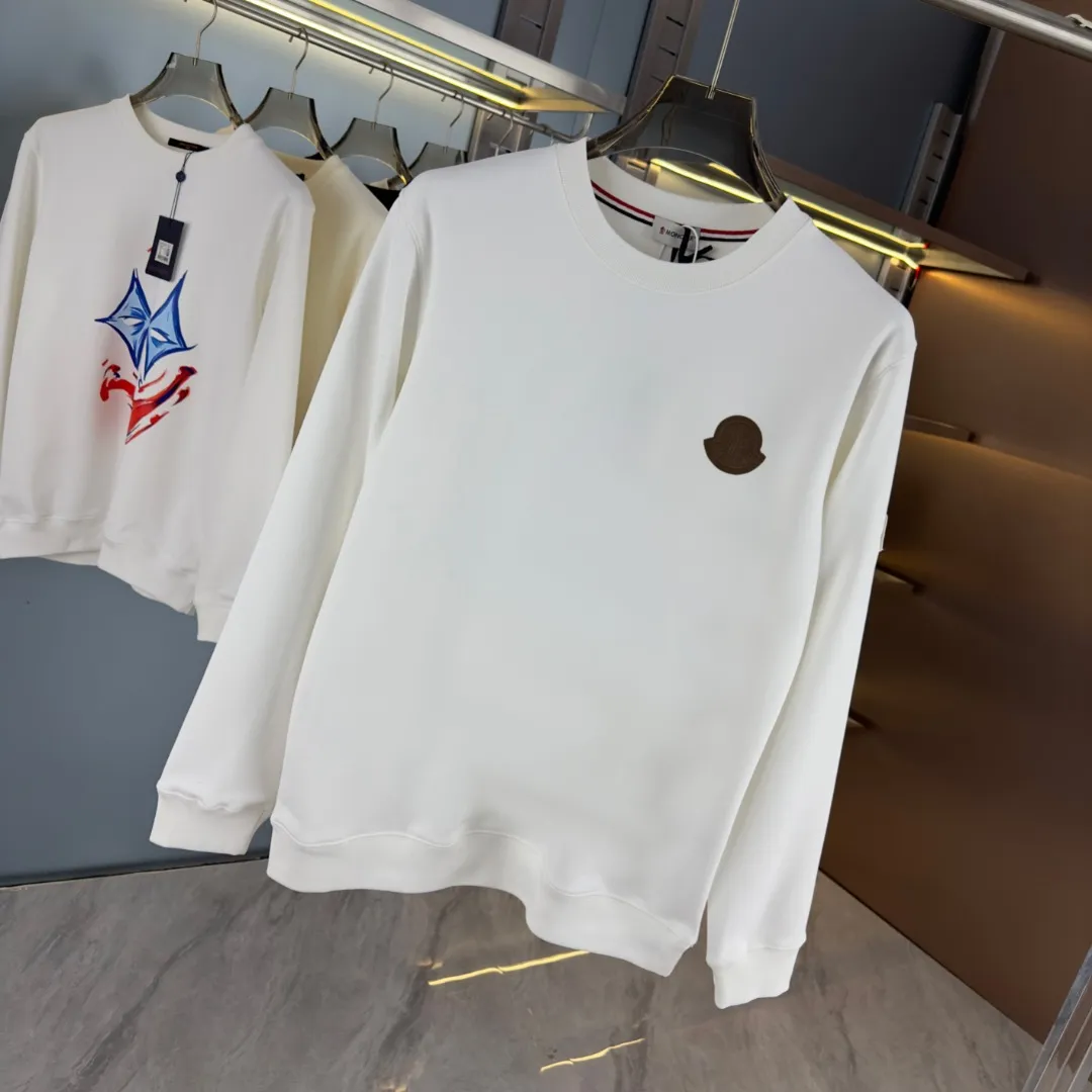 P210 high version sweatshirt) 📦With exclusive picture packaging📦 [Long-term ready stock] Upgraded version "Mobile phone smart sensor ~ NFC chip armband ~ Direct access to the official website anti-counterfeiting" 〖 𝐌𝐎𝐍𝐂𝐋𝐄𝐑 ~ Mouth covering〗 2025 new high quality, using 450g heavyweight fabric Different from the market currency, you can mix and match everything at will and you will be handsome😎The whole clothes is made of double waistcoats. The double waistcoats make the whole dress more three-dimensional. It is not an ordinary factory that can do such fine work. 2025 autumn and winter new style, on sale at the counter, exquisite printed round neck terry sweatshirt. High-end double-ply cotton. Customized stretch ribs are dyed in the same vat. Three standards are complete. It is matched with digital printing patterns and is very breathable. Same style for men and women. Color: black, white, apricot. Size: S M L XL 2XL