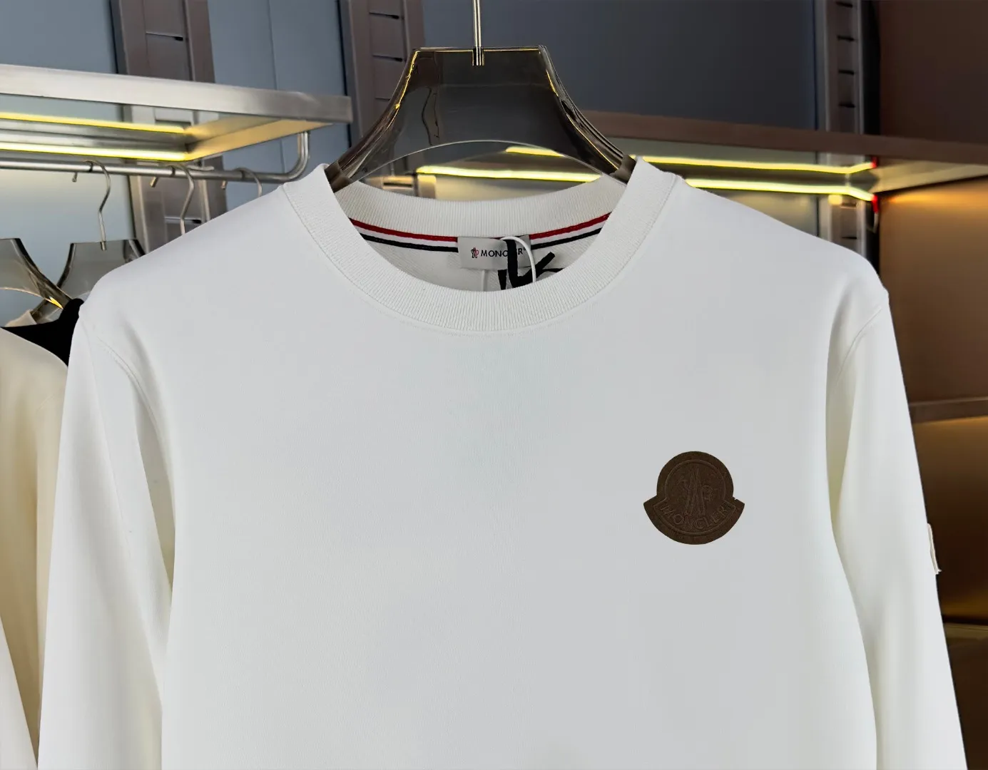 P210 high version sweatshirt) 📦With exclusive picture packaging📦 [Long-term ready stock] Upgraded version "Mobile phone smart sensor ~ NFC chip armband ~ Direct access to the official website anti-counterfeiting" 〖 𝐌𝐎𝐍𝐂𝐋𝐄𝐑 ~ Mouth covering〗 2025 new high quality, using 450g heavyweight fabric Different from the market currency, you can mix and match everything at will and you will be handsome😎The whole clothes is made of double waistcoats. The double waistcoats make the whole dress more three-dimensional. It is not an ordinary factory that can do such fine work. 2025 autumn and winter new style, on sale at the counter, exquisite printed round neck terry sweatshirt. High-end double-ply cotton. Customized stretch ribs are dyed in the same vat. Three standards are complete. It is matched with digital printing patterns and is very breathable. Same style for men and women. Color: black, white, apricot. Size: S M L XL 2XL
