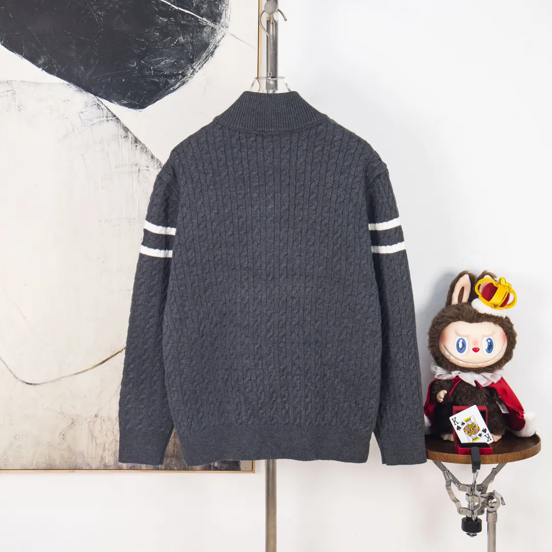 P480 zp version [exclusive supply] MONCLER/Mongolian knitted down spliced ​​stand-up collar with unique side thread design! ! ! Selling point: down knitted splicing, the splicing is made of wool blended fabric! Mengjia will release several types of sweaters and down at this time every year. In fact, the sweater and down at the Mjia counter are classic and evergreen styles. They are all basic styles. They can be worn alone or matched inside, as a sweater. The main promotion of this kind of counter is black, so most of them are black, with down in the front. Our studio has launched a gray series of products to let everyone experience different surprises. The color combination is particularly good! The face threads are also super nice! Very comfortable! The back and both sleeves are made of wool blended fabric. Color: Black Gray Size: S M L XL Number: YK10649