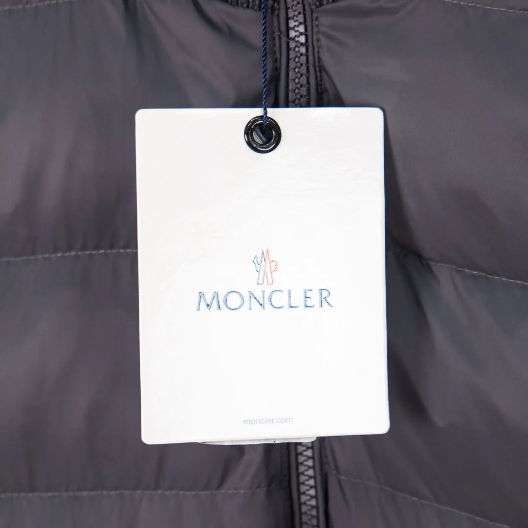 P480 zp version [exclusive supply] MONCLER/Mongolian knitted down spliced ​​stand-up collar with unique side thread design! ! ! Selling point: down knitted splicing, the splicing is made of wool blended fabric! Mengjia will release several types of sweaters and down at this time every year. In fact, the sweater and down at the Mjia counter are classic and evergreen styles. They are all basic styles. They can be worn alone or matched inside, as a sweater. The main promotion of this kind of counter is black, so most of them are black, with down in the front. Our studio has launched a gray series of products to let everyone experience different surprises. The color combination is particularly good! The face threads are also super nice! Very comfortable! The back and both sleeves are made of wool blended fabric. Color: Black Gray Size: S M L XL Number: YK10649