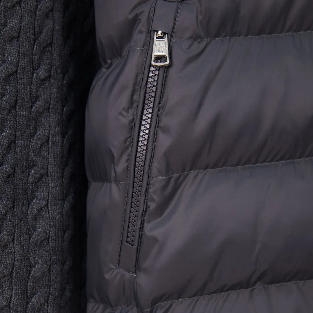 P480 zp version [exclusive supply] MONCLER/Mongolian knitted down spliced ​​stand-up collar with unique side thread design! ! ! Selling point: down knitted splicing, the splicing is made of wool blended fabric! Mengjia will release several types of sweaters and down at this time every year. In fact, the sweater and down at the Mjia counter are classic and evergreen styles. They are all basic styles. They can be worn alone or matched inside, as a sweater. The main promotion of this kind of counter is black, so most of them are black, with down in the front. Our studio has launched a gray series of products to let everyone experience different surprises. The color combination is particularly good! The face threads are also super nice! Very comfortable! The back and both sleeves are made of wool blended fabric. Color: Black Gray Size: S M L XL Number: YK10649