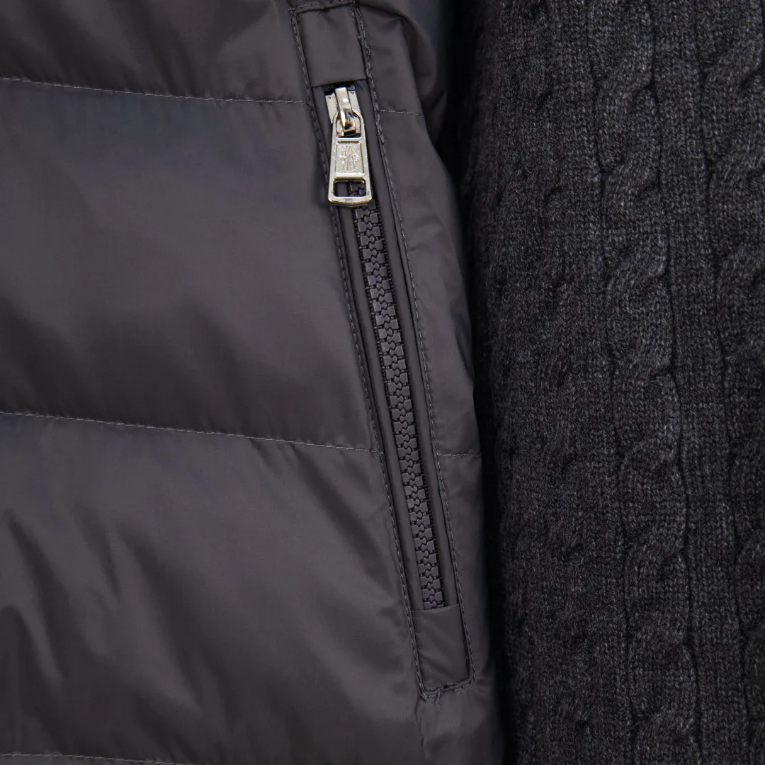 P480 zp version [exclusive supply] MONCLER/Mongolian knitted down spliced ​​stand-up collar with unique side thread design! ! ! Selling point: down knitted splicing, the splicing is made of wool blended fabric! Mengjia will release several types of sweaters and down at this time every year. In fact, the sweater and down at the Mjia counter are classic and evergreen styles. They are all basic styles. They can be worn alone or matched inside, as a sweater. The main promotion of this kind of counter is black, so most of them are black, with down in the front. Our studio has launched a gray series of products to let everyone experience different surprises. The color combination is particularly good! The face threads are also super nice! Very comfortable! The back and both sleeves are made of wool blended fabric. Color: Black Gray Size: S M L XL Number: YK10649
