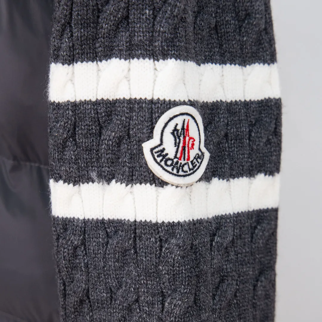P480 zp version [exclusive supply] MONCLER/Mongolian knitted down spliced ​​stand-up collar with unique side thread design! ! ! Selling point: down knitted splicing, the splicing is made of wool blended fabric! Mengjia will release several types of sweaters and down at this time every year. In fact, the sweater and down at the Mjia counter are classic and evergreen styles. They are all basic styles. They can be worn alone or matched inside, as a sweater. The main promotion of this kind of counter is black, so most of them are black, with down in the front. Our studio has launched a gray series of products to let everyone experience different surprises. The color combination is particularly good! The face threads are also super nice! Very comfortable! The back and both sleeves are made of wool blended fabric. Color: Black Gray Size: S M L XL Number: YK10649