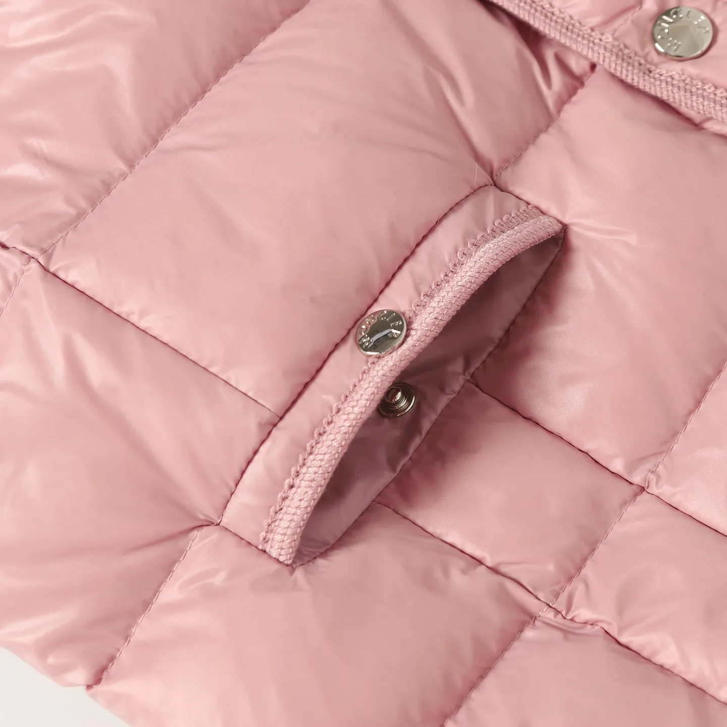 P640 Moncler/Moncler's new knitted splicing down jacket. Moncler always has an elegant and high-end charm. It is beautiful and grand when worn. Even down can be worn with a sense of fashion and high-end. Always wear warmth to show elegance and grandeur. Half-filled down jacket, small waisted half-filled down jacket, an excellent choice for transitional seasons. A close-fitting companion for sports, can be worn as a base or alone. Color: black/pink/beige Size: S M L