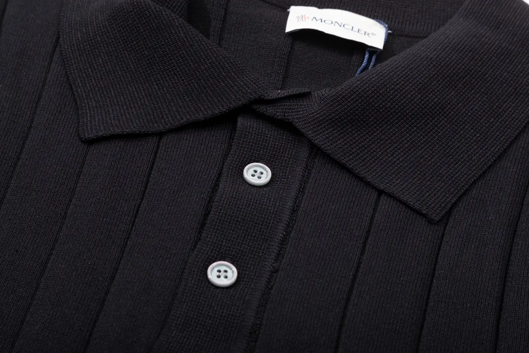 P190 MONCLER Mouth Covered Sleeve Color Block Knitted Polo Shirt Upgraded, inspired by the 1980s retro Original fabric Official same style Polo shirt Customized mesh sweater knitted fabric Very comfortable to the touch Latest brick cabinet synchronization for spring and summer Fashionable and individual Super versatile and good-looking style Very suitable for both men and women A must-have style Tag Collar label Washed wheat Complete with three standards Color: Black Size: M-3XL