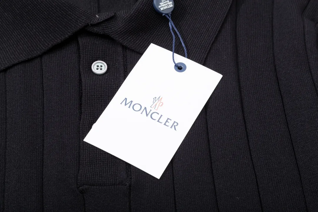 P190 MONCLER Mouth Covered Sleeve Color Block Knitted Polo Shirt Upgraded, inspired by the 1980s retro Original fabric Official same style Polo shirt Customized mesh sweater knitted fabric Very comfortable to the touch Latest brick cabinet synchronization for spring and summer Fashionable and individual Super versatile and good-looking style Very suitable for both men and women A must-have style Tag Collar label Washed wheat Complete with three standards Color: Black Size: M-3XL