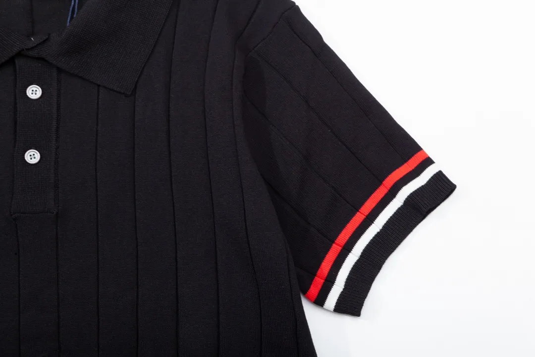 P190 MONCLER Mouth Covered Sleeve Color Block Knitted Polo Shirt Upgraded, inspired by the 1980s retro Original fabric Official same style Polo shirt Customized mesh sweater knitted fabric Very comfortable to the touch Latest brick cabinet synchronization for spring and summer Fashionable and individual Super versatile and good-looking style Very suitable for both men and women A must-have style Tag Collar label Washed wheat Complete with three standards Color: Black Size: M-3XL
