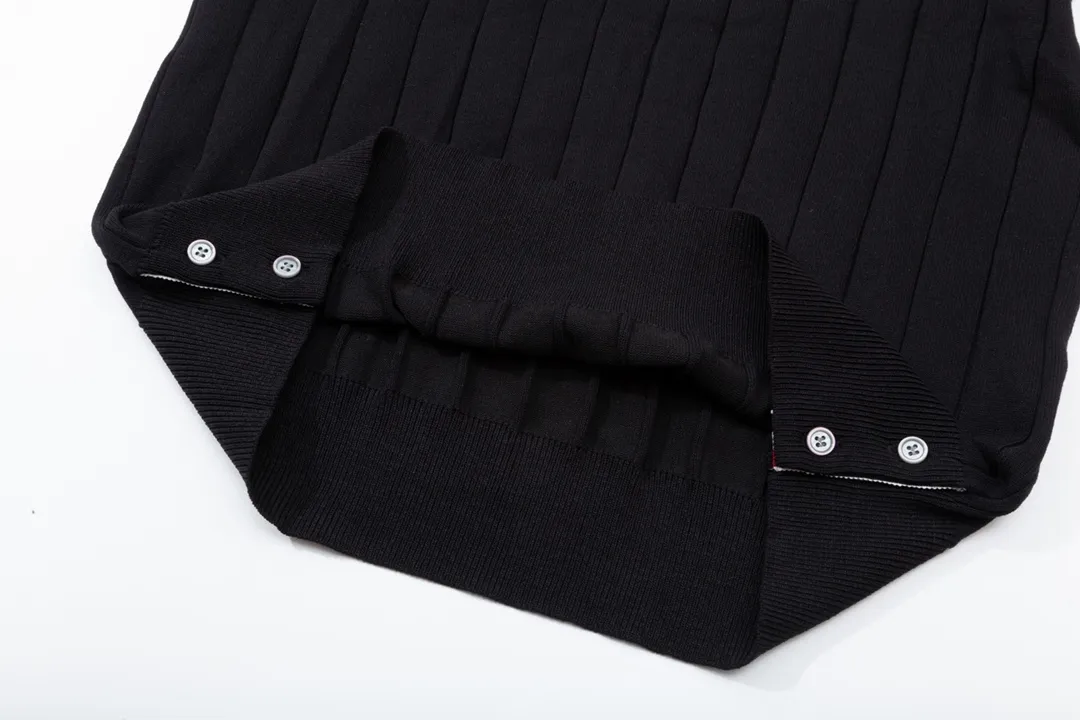 P190 MONCLER Mouth Covered Sleeve Color Block Knitted Polo Shirt Upgraded, inspired by the 1980s retro Original fabric Official same style Polo shirt Customized mesh sweater knitted fabric Very comfortable to the touch Latest brick cabinet synchronization for spring and summer Fashionable and individual Super versatile and good-looking style Very suitable for both men and women A must-have style Tag Collar label Washed wheat Complete with three standards Color: Black Size: M-3XL