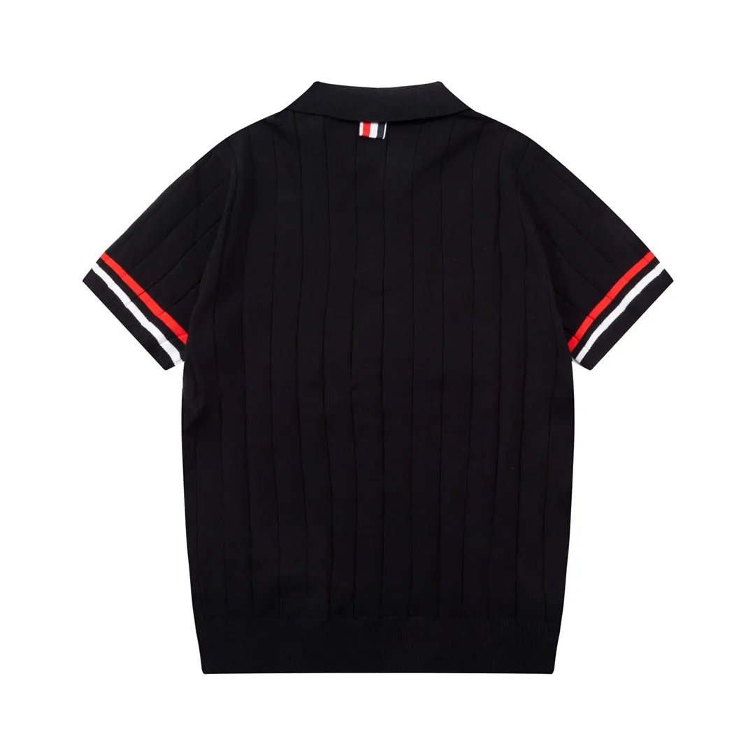P190 MONCLER Mouth Covered Sleeve Color Block Knitted Polo Shirt Upgraded, inspired by the 1980s retro Original fabric Official same style Polo shirt Customized mesh sweater knitted fabric Very comfortable to the touch Latest brick cabinet synchronization for spring and summer Fashionable and individual Super versatile and good-looking style Very suitable for both men and women A must-have style Tag Collar label Washed wheat Complete with three standards Color: Black Size: M-3XL