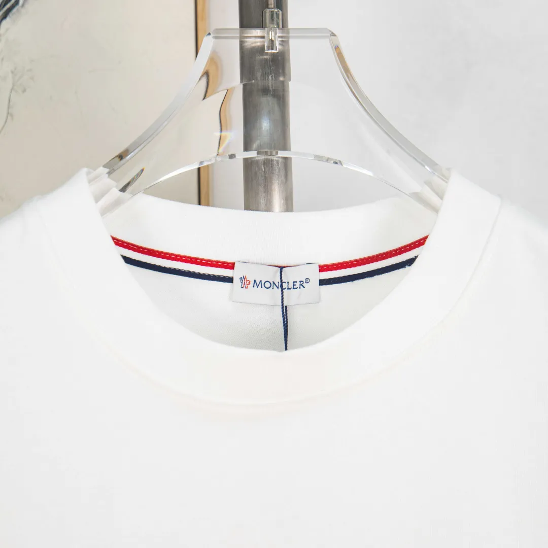 P190 zp version [exclusive supply] MONCLER/muzzled 300g round neck short-sleeved T-shirt brand classic three-dimensional offset printing letter LOGO embossing process official synchronization high version high quality fashion personality versatile trend pure original quality original fabric hangtag collar label washed wheat three standards complete Color: black. White. Size: S M L XL XXL Number: WS10018