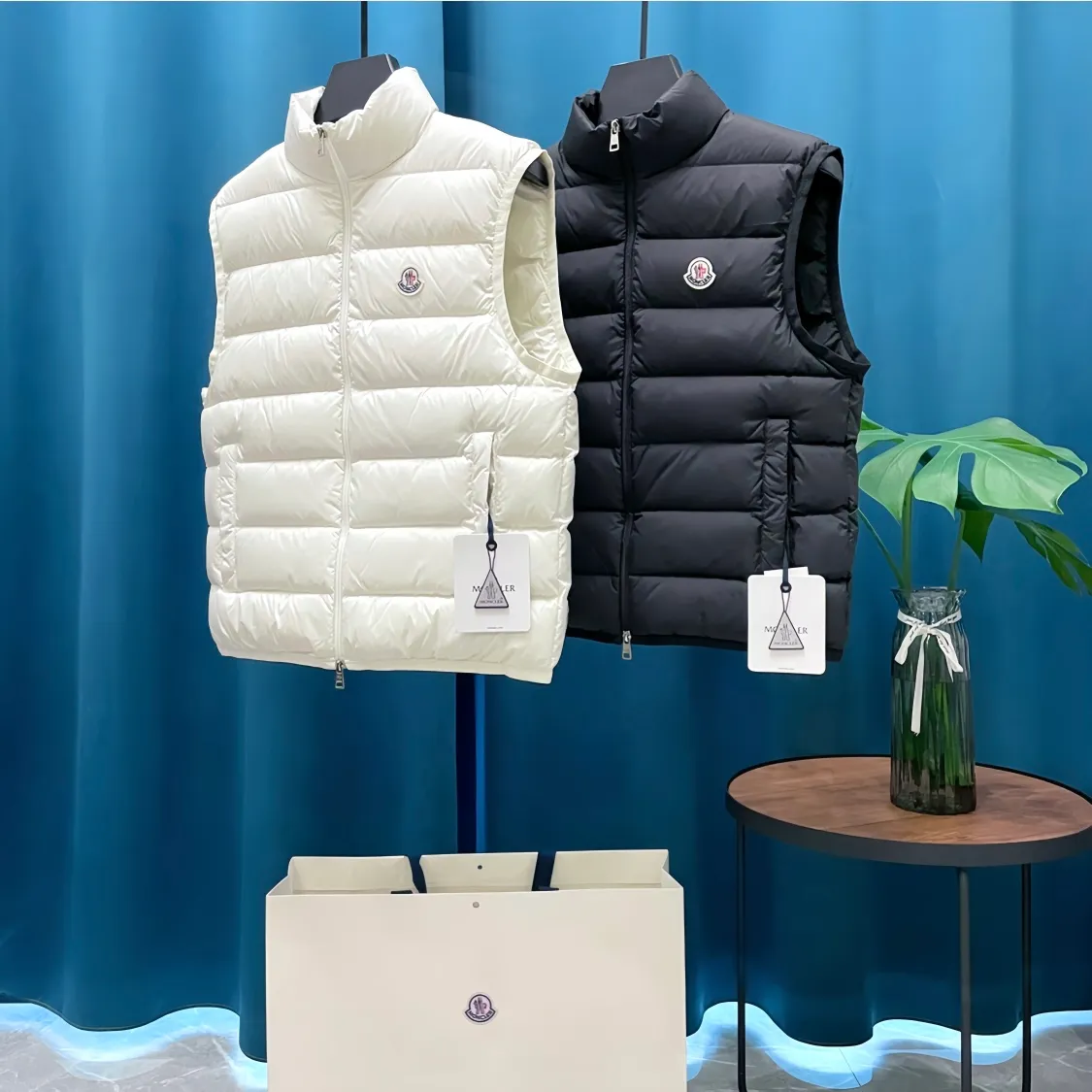 P660 Moncler➡️Mongolian Feather King 🦢 Down Stand Collar Down Vest Vest is now a hot sale at the counter! New winter down has been released 💥 New styles are popping up in an endless stream, down vest vest 1:1 original mold, 90 white goose down. The lining is light, thin, comfortable and warm, simple and fashionable, super exquisite tailoring. The accessories and hardware are also meticulous. We just want to bring you good products. Same style for men and women. Sizes: 1 code, 2 codes, 3 codes, 4 codes, 5 codes, 6 codes.