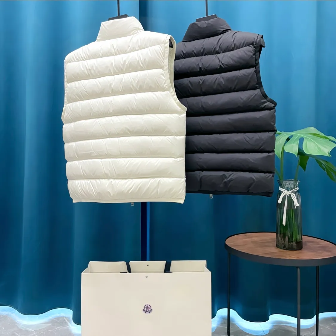 P660 Moncler➡️Mongolian Feather King 🦢 Down Stand Collar Down Vest Vest is now a hot sale at the counter! New winter down has been released 💥 New styles are popping up in an endless stream, down vest vest 1:1 original mold, 90 white goose down. The lining is light, thin, comfortable and warm, simple and fashionable, super exquisite tailoring. The accessories and hardware are also meticulous. We just want to bring you good products. Same style for men and women. Sizes: 1 code, 2 codes, 3 codes, 4 codes, 5 codes, 6 codes.