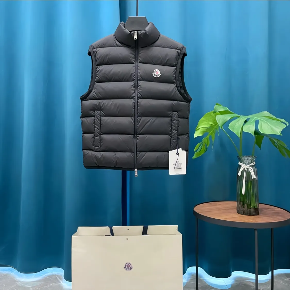 P660 Moncler➡️Mongolian Feather King 🦢 Down Stand Collar Down Vest Vest is now a hot sale at the counter! New winter down has been released 💥 New styles are popping up in an endless stream, down vest vest 1:1 original mold, 90 white goose down. The lining is light, thin, comfortable and warm, simple and fashionable, super exquisite tailoring. The accessories and hardware are also meticulous. We just want to bring you good products. Same style for men and women. Sizes: 1 code, 2 codes, 3 codes, 4 codes, 5 codes, 6 codes.