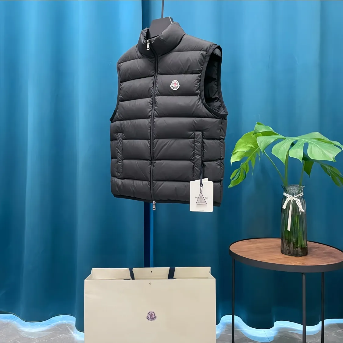 P660 Moncler➡️Mongolian Feather King 🦢 Down Stand Collar Down Vest Vest is now a hot sale at the counter! New winter down has been released 💥 New styles are popping up in an endless stream, down vest vest 1:1 original mold, 90 white goose down. The lining is light, thin, comfortable and warm, simple and fashionable, super exquisite tailoring. The accessories and hardware are also meticulous. We just want to bring you good products. Same style for men and women. Sizes: 1 code, 2 codes, 3 codes, 4 codes, 5 codes, 6 codes.