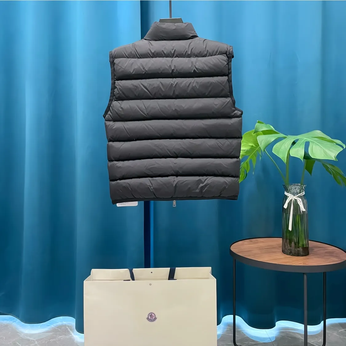 P660 Moncler➡️Mongolian Feather King 🦢 Down Stand Collar Down Vest Vest is now a hot sale at the counter! New winter down has been released 💥 New styles are popping up in an endless stream, down vest vest 1:1 original mold, 90 white goose down. The lining is light, thin, comfortable and warm, simple and fashionable, super exquisite tailoring. The accessories and hardware are also meticulous. We just want to bring you good products. Same style for men and women. Sizes: 1 code, 2 codes, 3 codes, 4 codes, 5 codes, 6 codes.