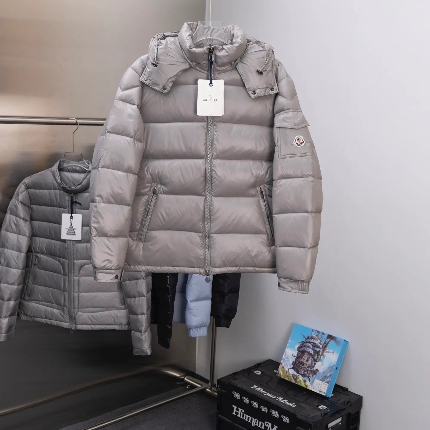P670 2025 Autumn and Winter New Style🆕MONCLER MAYA Maya Unisex Down Jacket Unisex MONCLER / Moncler / Mouth New Each down jacket has been processed through at least 150 processes. The maximum fill power can reach 800➕ to make the wear warmer. 5A level standard. Use German anti-down needles up to 11 stitches every three centimeters. Precision sewing. Sleeve LOGO: Sleeve LOGO. Made of wool, the embroidery is made by Japanese Tajima machine. NFC chip: Sleeve wool embroidery label, and the inner wash label can verify the NFC chip. Fabric: Lightly waterproof and breathable nylon cloth. Filling: 90% white duck down. Made of the best cloud velvet. Very high fluffy and very warm. Zipper: electroplated engraved logo zipper. Consistent with the original version. Embroidery: made by Japanese Tajima embroidery machine. Accessories: main label, washable label, hangtag. All packaging is original and complete.