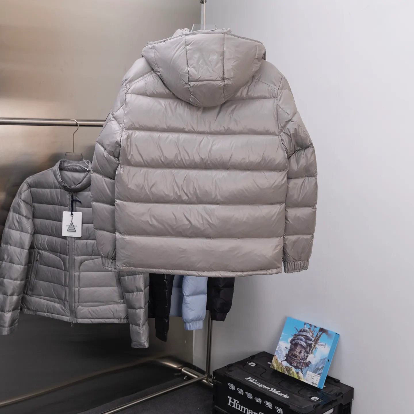 P670 2025 Autumn and Winter New Style🆕MONCLER MAYA Maya Unisex Down Jacket Unisex MONCLER / Moncler / Mouth New Each down jacket has been processed through at least 150 processes. The maximum fill power can reach 800➕ to make the wear warmer. 5A level standard. Use German anti-down needles up to 11 stitches every three centimeters. Precision sewing. Sleeve LOGO: Sleeve LOGO. Made of wool, the embroidery is made by Japanese Tajima machine. NFC chip: Sleeve wool embroidery label, and the inner wash label can verify the NFC chip. Fabric: Lightly waterproof and breathable nylon cloth. Filling: 90% white duck down. Made of the best cloud velvet. Very high fluffy and very warm. Zipper: electroplated engraved logo zipper. Consistent with the original version. Embroidery: made by Japanese Tajima embroidery machine. Accessories: main label, washable label, hangtag. All packaging is original and complete.
