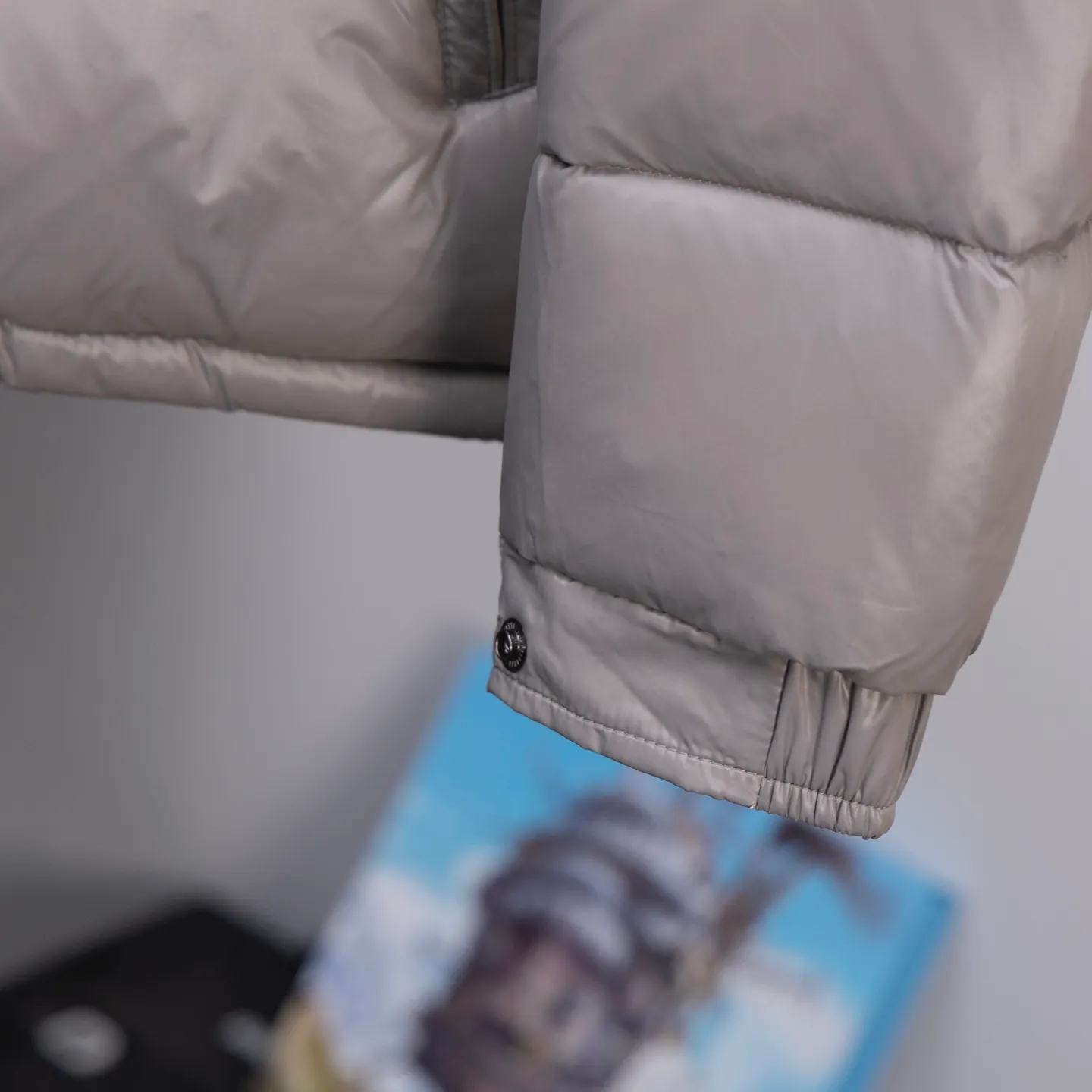 P670 2025 Autumn and Winter New Style🆕MONCLER MAYA Maya Unisex Down Jacket Unisex MONCLER / Moncler / Mouth New Each down jacket has been processed through at least 150 processes. The maximum fill power can reach 800➕ to make the wear warmer. 5A level standard. Use German anti-down needles up to 11 stitches every three centimeters. Precision sewing. Sleeve LOGO: Sleeve LOGO. Made of wool, the embroidery is made by Japanese Tajima machine. NFC chip: Sleeve wool embroidery label, and the inner wash label can verify the NFC chip. Fabric: Lightly waterproof and breathable nylon cloth. Filling: 90% white duck down. Made of the best cloud velvet. Very high fluffy and very warm. Zipper: electroplated engraved logo zipper. Consistent with the original version. Embroidery: made by Japanese Tajima embroidery machine. Accessories: main label, washable label, hangtag. All packaging is original and complete.