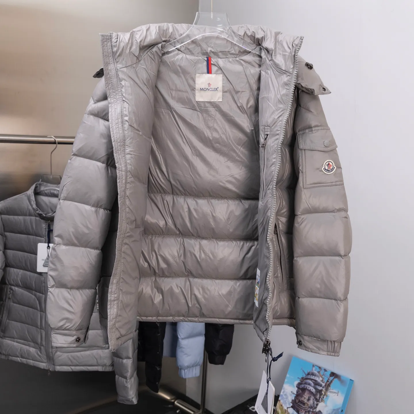 P670 2025 Autumn and Winter New Style🆕MONCLER MAYA Maya Unisex Down Jacket Unisex MONCLER / Moncler / Mouth New Each down jacket has been processed through at least 150 processes. The maximum fill power can reach 800➕ to make the wear warmer. 5A level standard. Use German anti-down needles up to 11 stitches every three centimeters. Precision sewing. Sleeve LOGO: Sleeve LOGO. Made of wool, the embroidery is made by Japanese Tajima machine. NFC chip: Sleeve wool embroidery label, and the inner wash label can verify the NFC chip. Fabric: Lightly waterproof and breathable nylon cloth. Filling: 90% white duck down. Made of the best cloud velvet. Very high fluffy and very warm. Zipper: electroplated engraved logo zipper. Consistent with the original version. Embroidery: made by Japanese Tajima embroidery machine. Accessories: main label, washable label, hangtag. All packaging is original and complete.