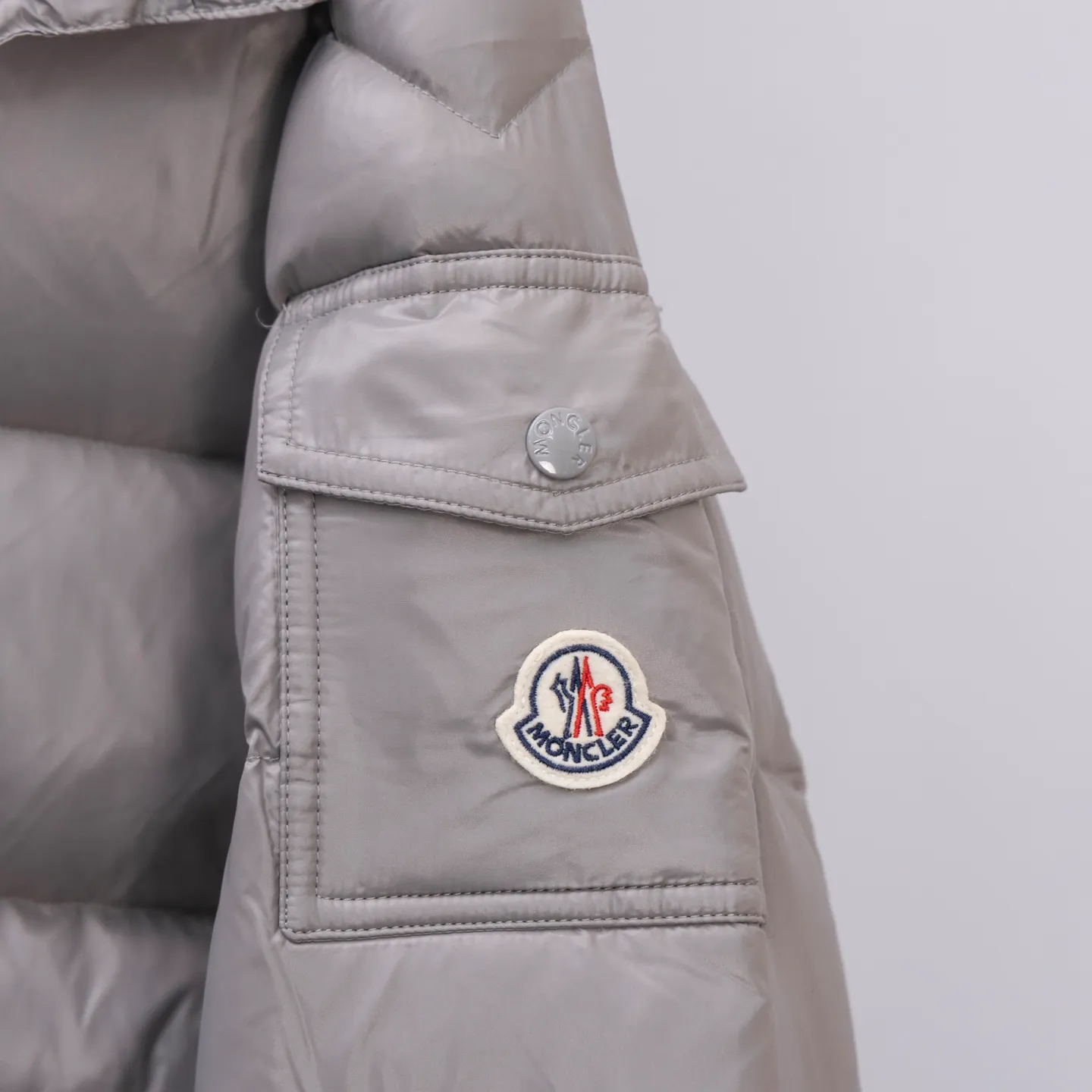 P670 2025 Autumn and Winter New Style🆕MONCLER MAYA Maya Unisex Down Jacket Unisex MONCLER / Moncler / Mouth New Each down jacket has been processed through at least 150 processes. The maximum fill power can reach 800➕ to make the wear warmer. 5A level standard. Use German anti-down needles up to 11 stitches every three centimeters. Precision sewing. Sleeve LOGO: Sleeve LOGO. Made of wool, the embroidery is made by Japanese Tajima machine. NFC chip: Sleeve wool embroidery label, and the inner wash label can verify the NFC chip. Fabric: Lightly waterproof and breathable nylon cloth. Filling: 90% white duck down. Made of the best cloud velvet. Very high fluffy and very warm. Zipper: electroplated engraved logo zipper. Consistent with the original version. Embroidery: made by Japanese Tajima embroidery machine. Accessories: main label, washable label, hangtag. All packaging is original and complete.