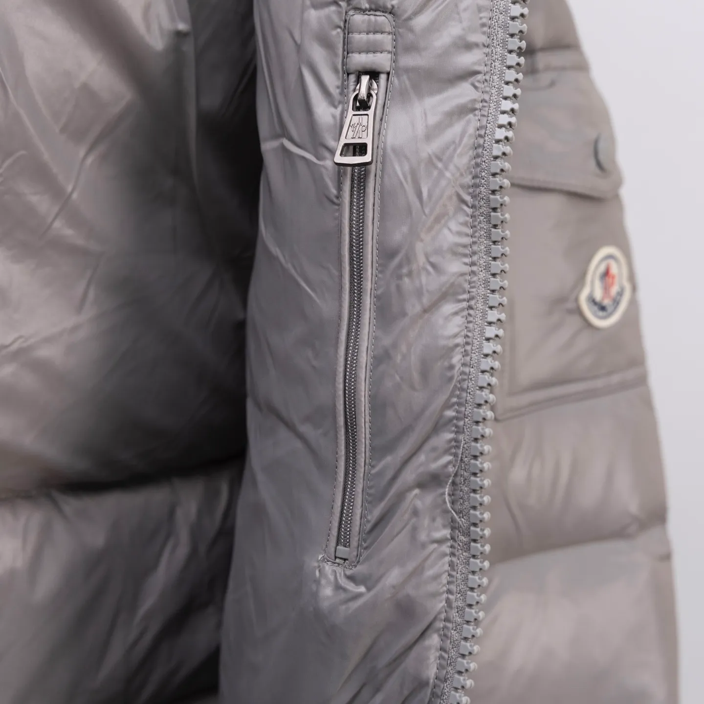 P670 2025 Autumn and Winter New Style🆕MONCLER MAYA Maya Unisex Down Jacket Unisex MONCLER / Moncler / Mouth New Each down jacket has been processed through at least 150 processes. The maximum fill power can reach 800➕ to make the wear warmer. 5A level standard. Use German anti-down needles up to 11 stitches every three centimeters. Precision sewing. Sleeve LOGO: Sleeve LOGO. Made of wool, the embroidery is made by Japanese Tajima machine. NFC chip: Sleeve wool embroidery label, and the inner wash label can verify the NFC chip. Fabric: Lightly waterproof and breathable nylon cloth. Filling: 90% white duck down. Made of the best cloud velvet. Very high fluffy and very warm. Zipper: electroplated engraved logo zipper. Consistent with the original version. Embroidery: made by Japanese Tajima embroidery machine. Accessories: main label, washable label, hangtag. All packaging is original and complete.