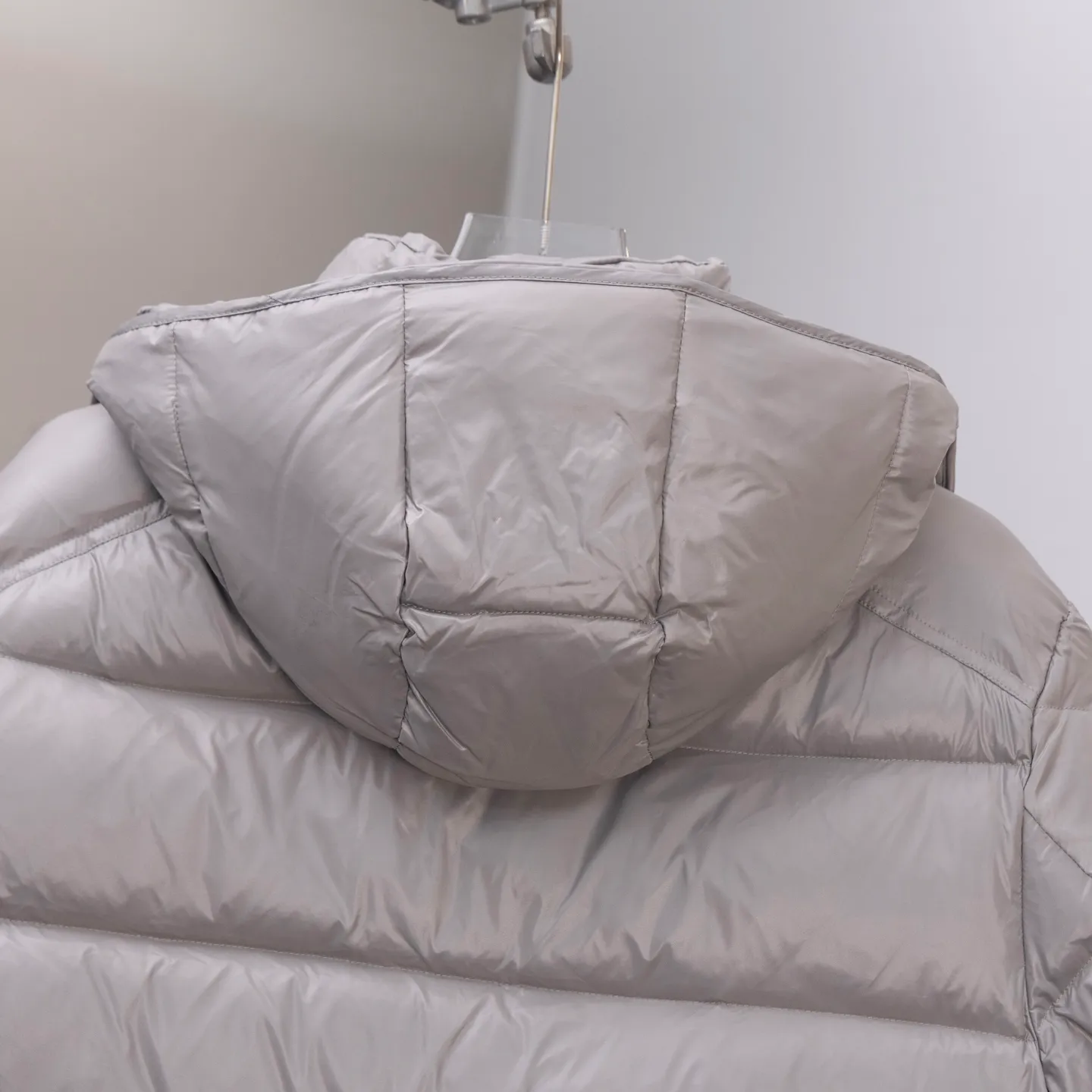 P670 2025 Autumn and Winter New Style🆕MONCLER MAYA Maya Unisex Down Jacket Unisex MONCLER / Moncler / Mouth New Each down jacket has been processed through at least 150 processes. The maximum fill power can reach 800➕ to make the wear warmer. 5A level standard. Use German anti-down needles up to 11 stitches every three centimeters. Precision sewing. Sleeve LOGO: Sleeve LOGO. Made of wool, the embroidery is made by Japanese Tajima machine. NFC chip: Sleeve wool embroidery label, and the inner wash label can verify the NFC chip. Fabric: Lightly waterproof and breathable nylon cloth. Filling: 90% white duck down. Made of the best cloud velvet. Very high fluffy and very warm. Zipper: electroplated engraved logo zipper. Consistent with the original version. Embroidery: made by Japanese Tajima embroidery machine. Accessories: main label, washable label, hangtag. All packaging is original and complete.